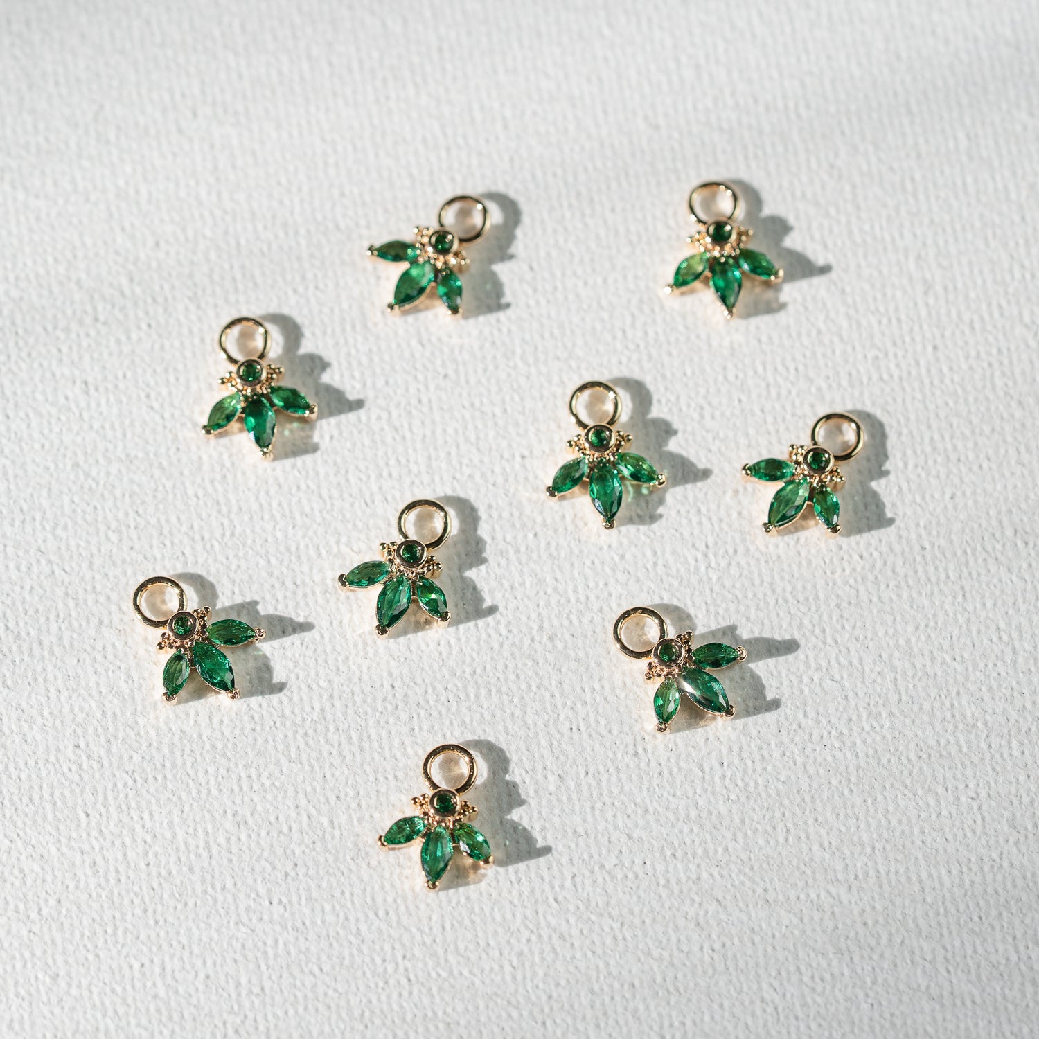 Petites breloques feuilles en laiton plaqué or 18k et zirconium vert de 12 mm ( à l&
