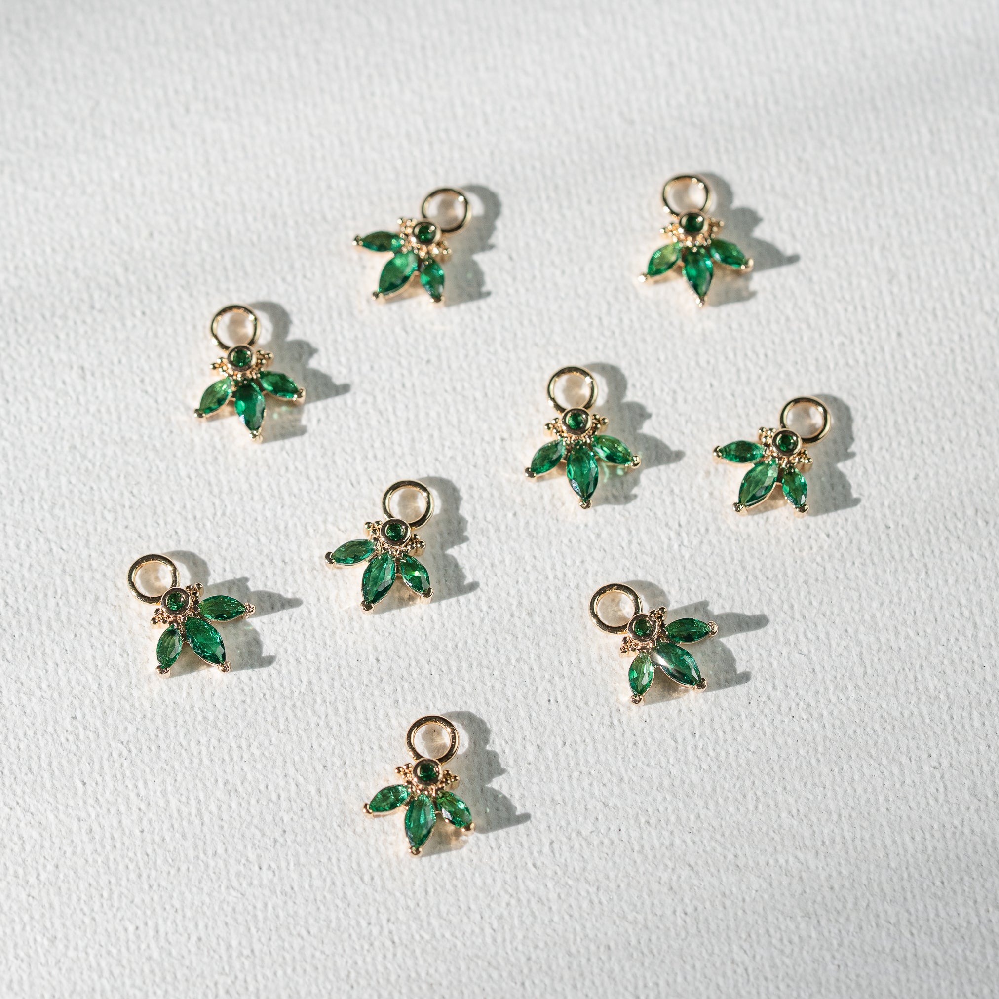 Petites breloques feuilles en laiton plaqué or 18k et zirconium vert de 12 mm ( à l&