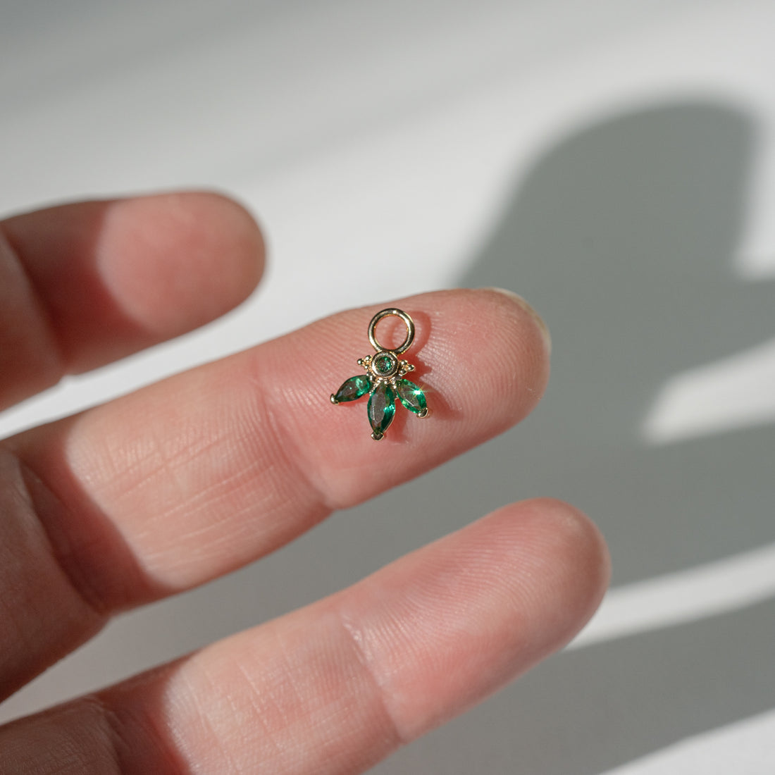 Petites breloques feuilles en laiton plaqué or 18k et zirconium vert de 12 mm ( à l&
