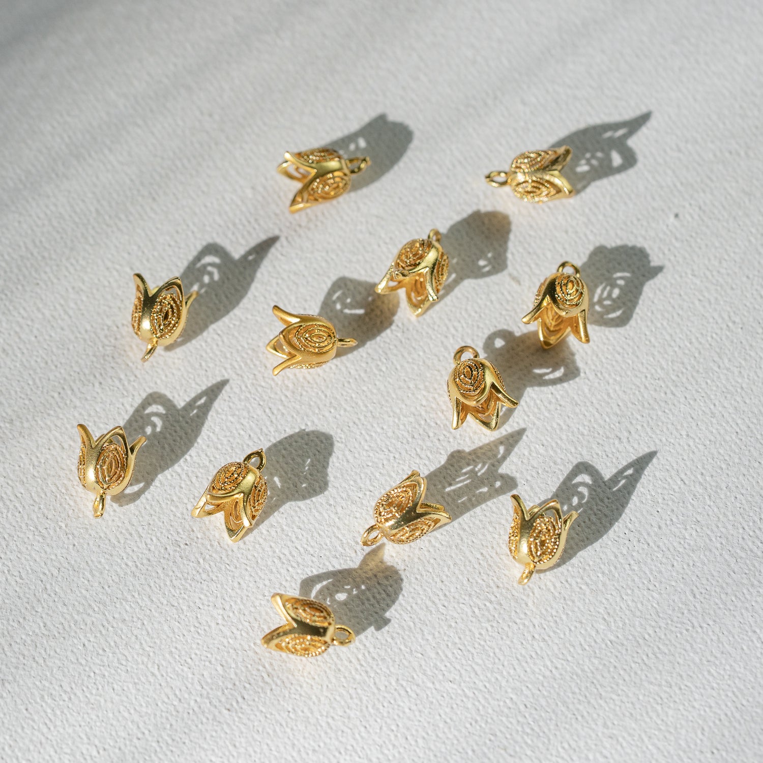 Petites breloques fleurs/clochettes filigranées en laiton plaqué or 18k de 10 mm ( à l&
