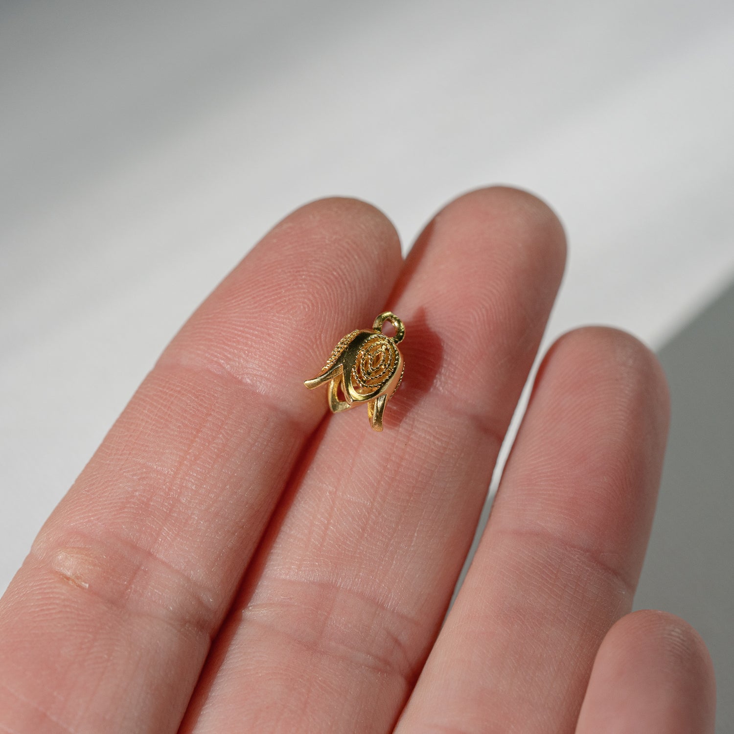 Petites breloques fleurs/clochettes filigranées en laiton plaqué or 18k de 10 mm ( à l&