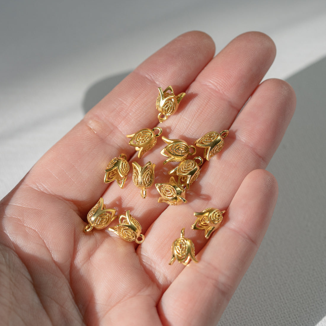 Petites breloques fleurs/clochettes filigranées en laiton plaqué or 18k de 10 mm ( à l&