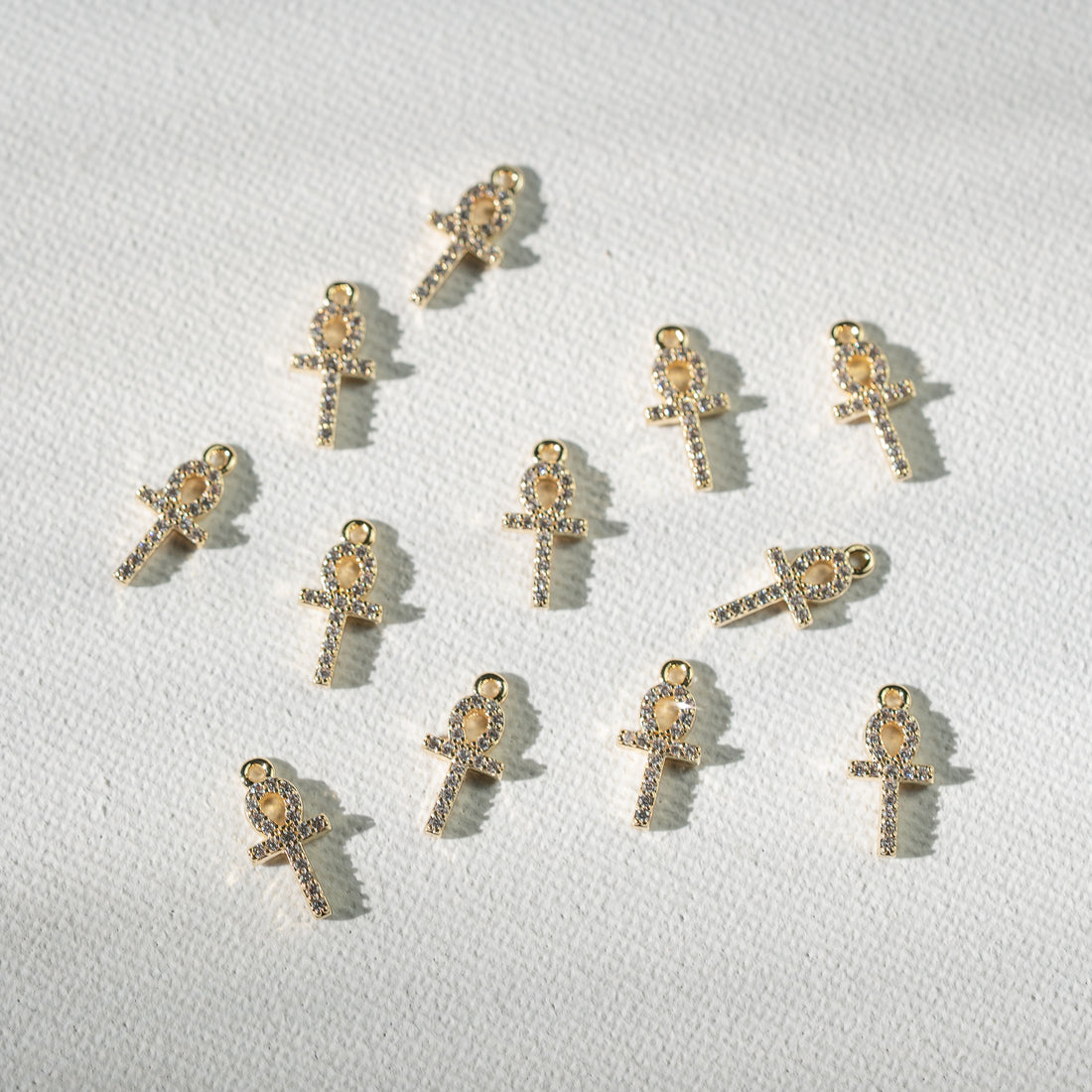 Petites breloques croix de Ankh en laiton plaqué or 18k et zirconium de 13,5 mm ( à l&