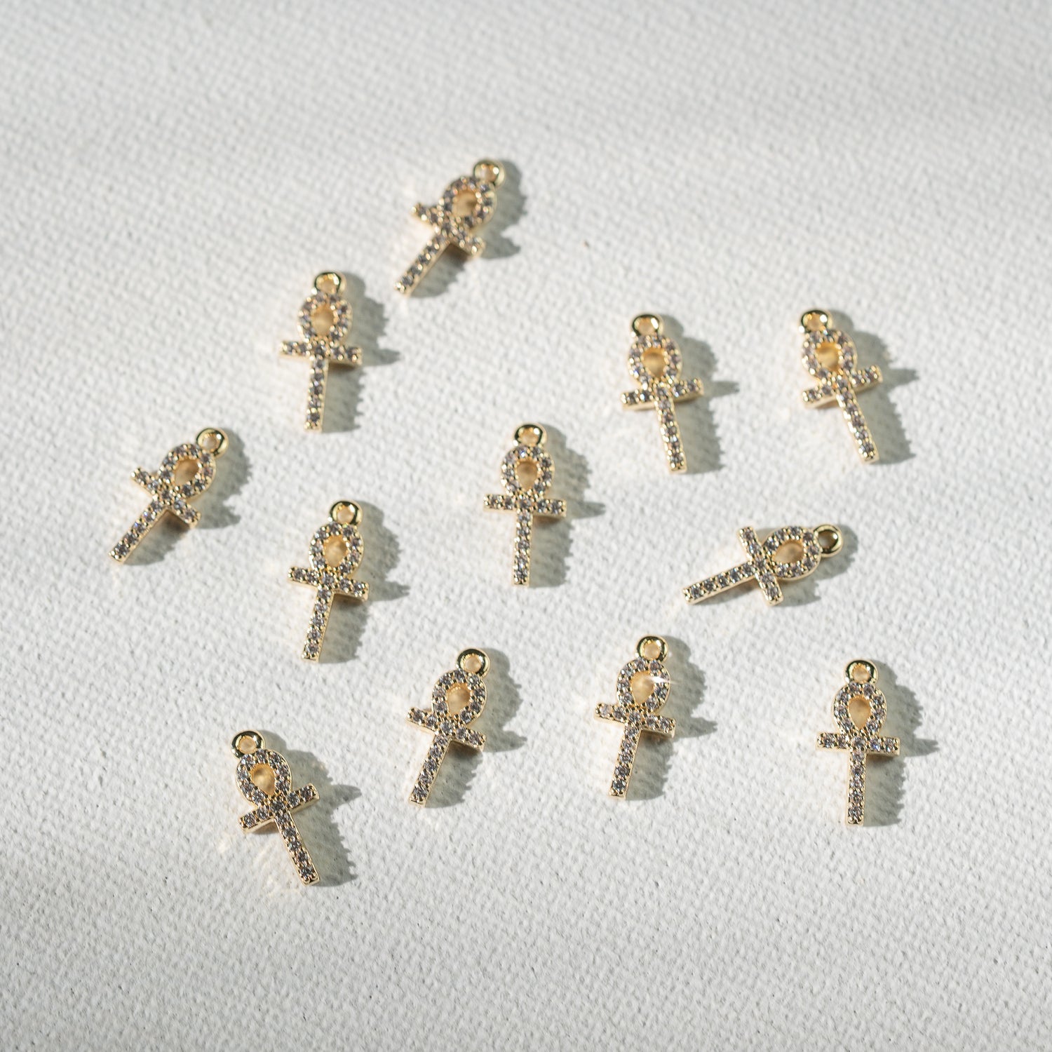 Petites breloques croix de Ankh en laiton plaqué or 18k et zirconium de 13,5 mm ( à l&
