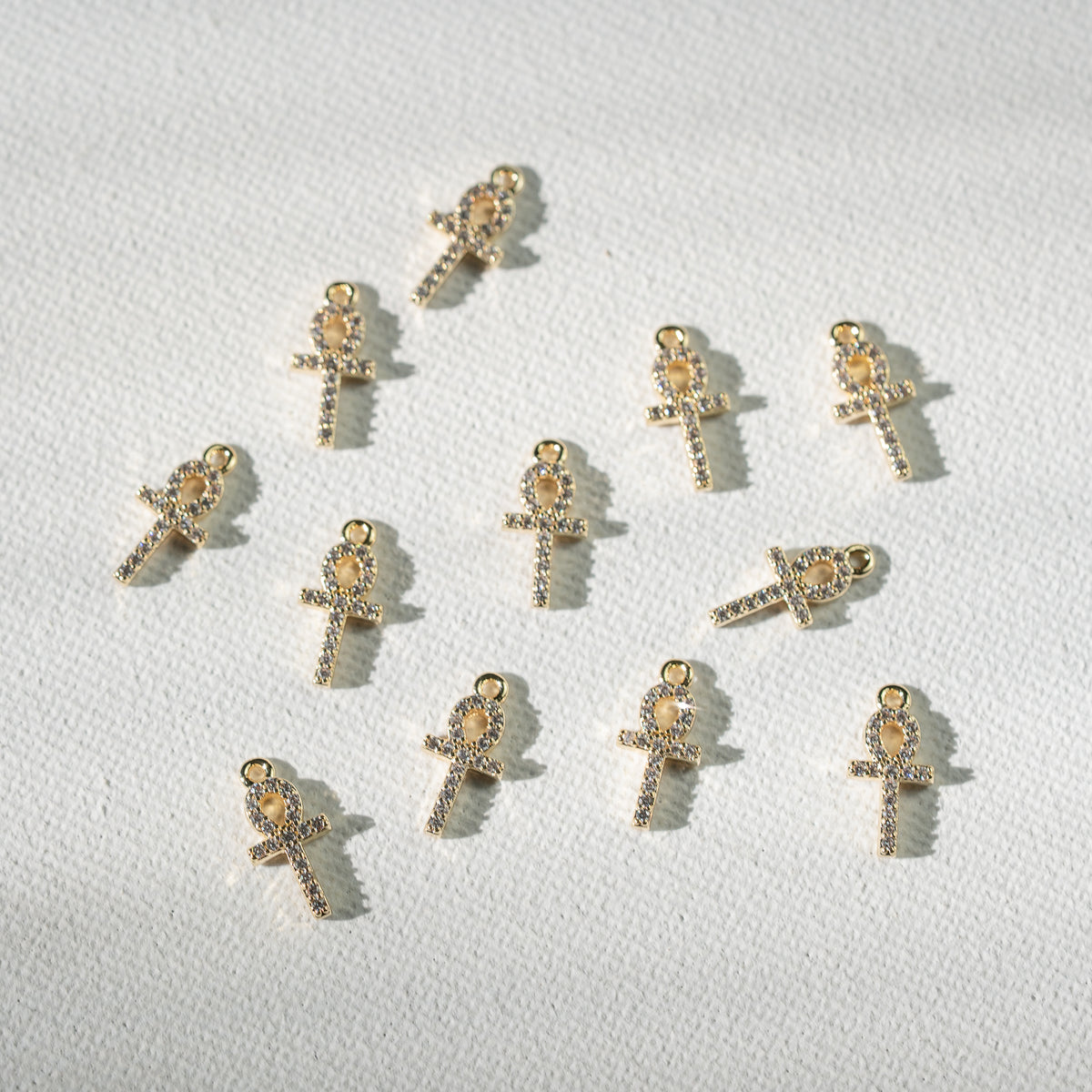 Petites breloques croix de Ankh en laiton plaqué or 18k et zirconium de 13,5 mm ( à l&