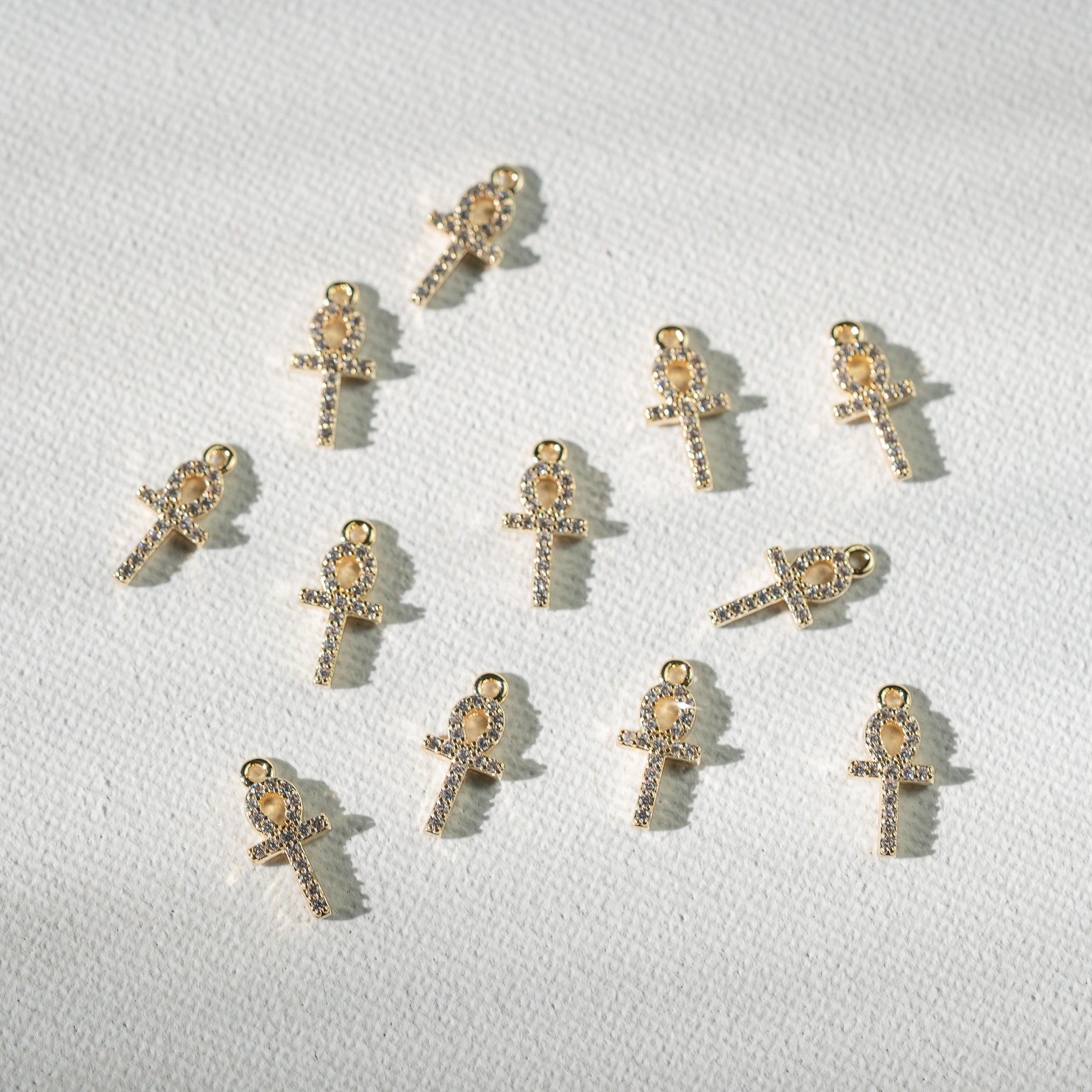 Petites breloques croix de Ankh en laiton plaqué or 18k et zirconium de 13,5 mm ( à l&
