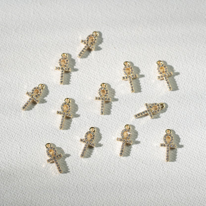 Petites breloques croix de Ankh en laiton plaqué or 18k et zirconium de 13,5 mm ( à l&
