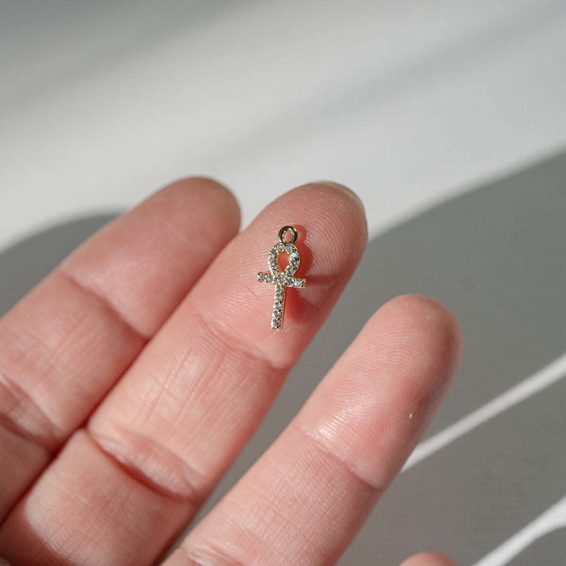 Petites breloques croix de Ankh en laiton plaqué or 18k et zirconium de 13,5 mm ( à l&