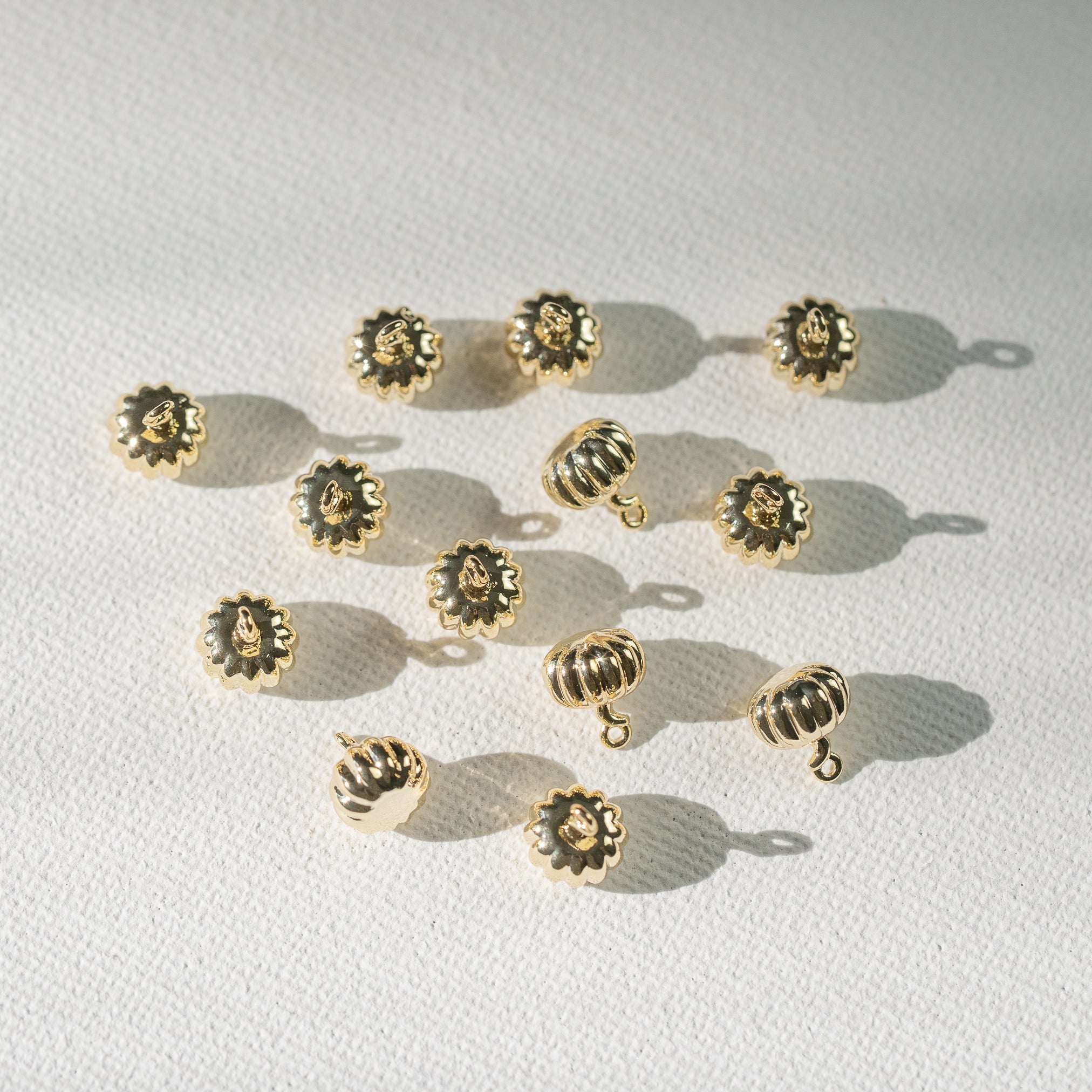 Petites breloques citrouilles en laiton plaqué or 18K de 9 mm ( à l&