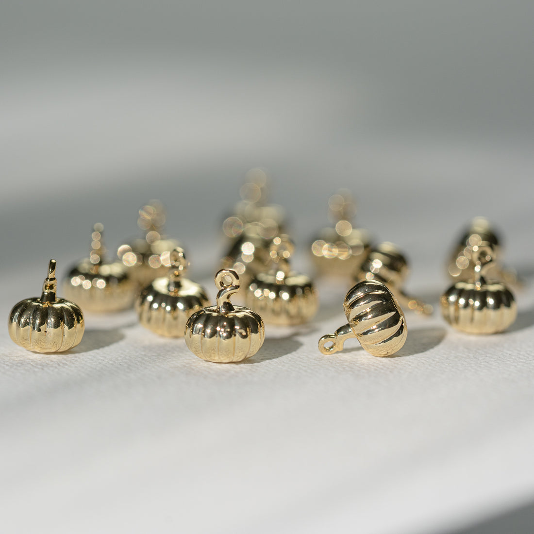Petites breloques citrouilles en laiton plaqué or 18K de 9 mm ( à l&