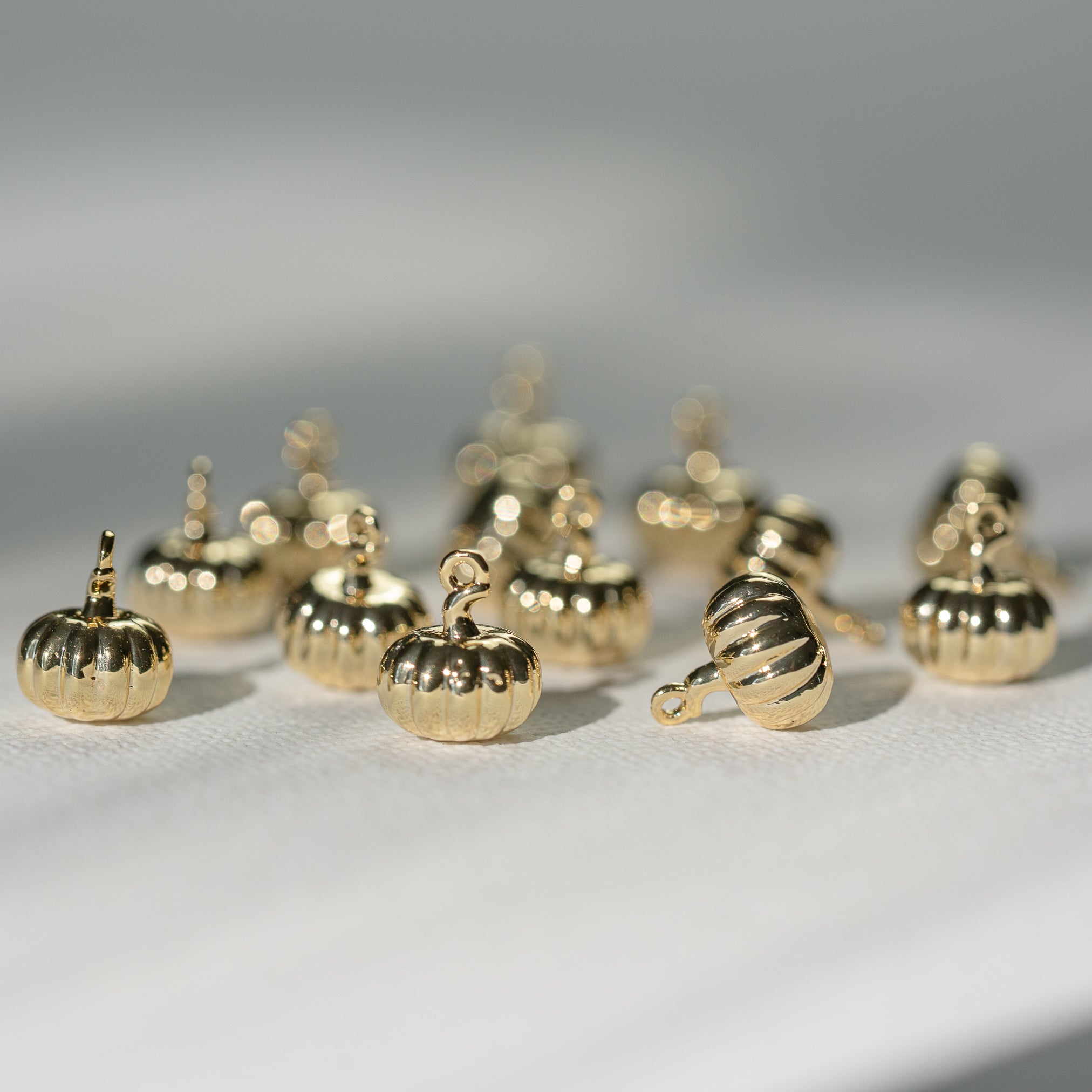 Petites breloques citrouilles en laiton plaqué or 18K de 9 mm ( à l&