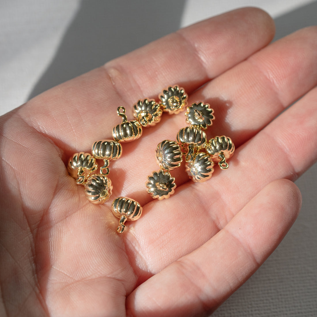 Petites breloques citrouilles en laiton plaqué or 18K de 9 mm ( à l&
