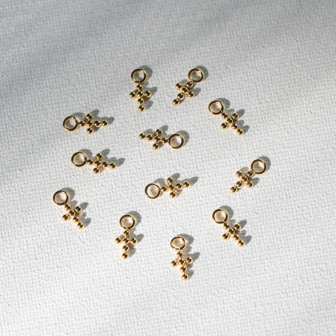 Petites breloques croix en acier inox 316L plaqué or 14k et zirconium de 11,5 mm ( à l&