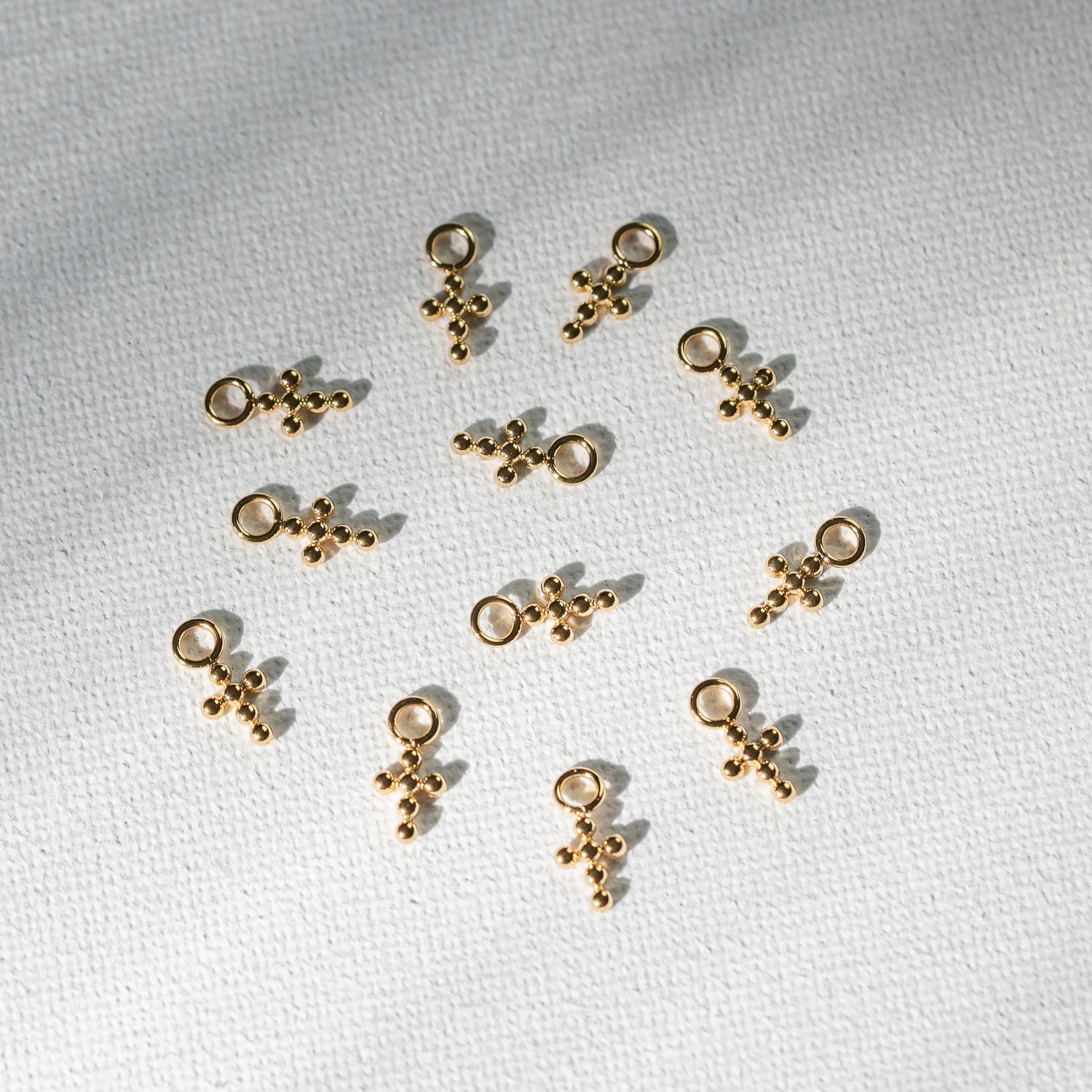 Petites breloques croix en acier inox 316L plaqué or 14k et zirconium de 11,5 mm ( à l&