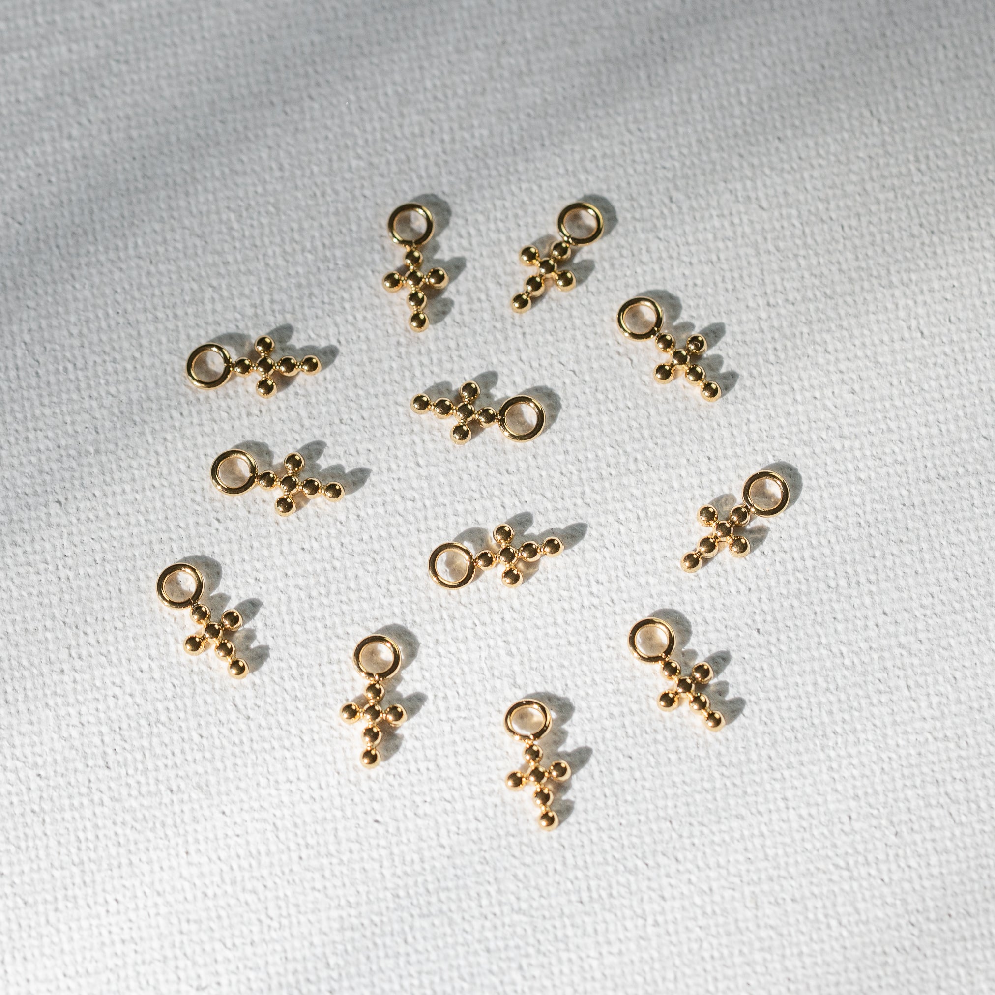 Petites breloques croix en acier inox 316L plaqué or 14k et zirconium de 11,5 mm ( à l&