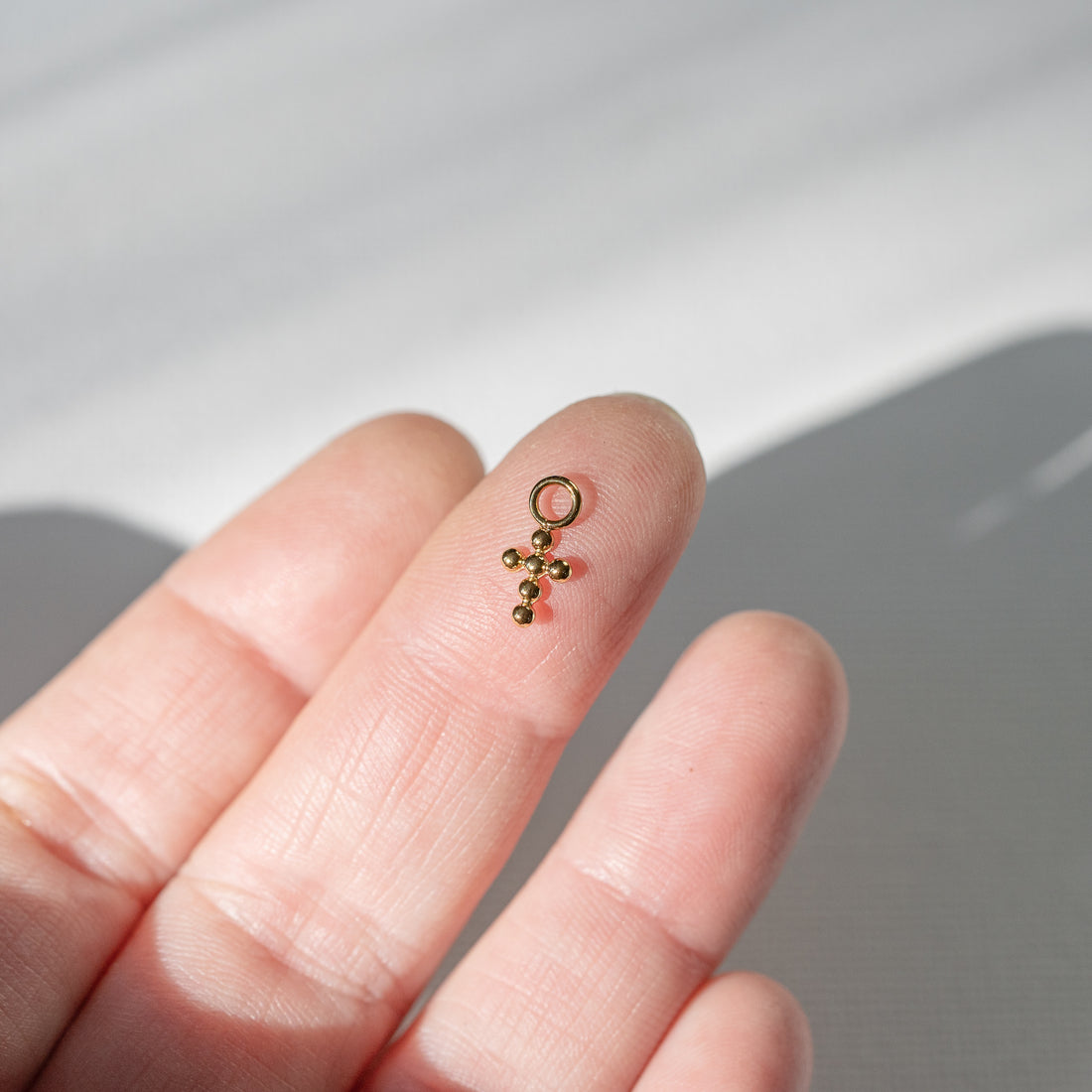 Petites breloques croix en acier inox 316L plaqué or 14k et zirconium de 11,5 mm ( à l&