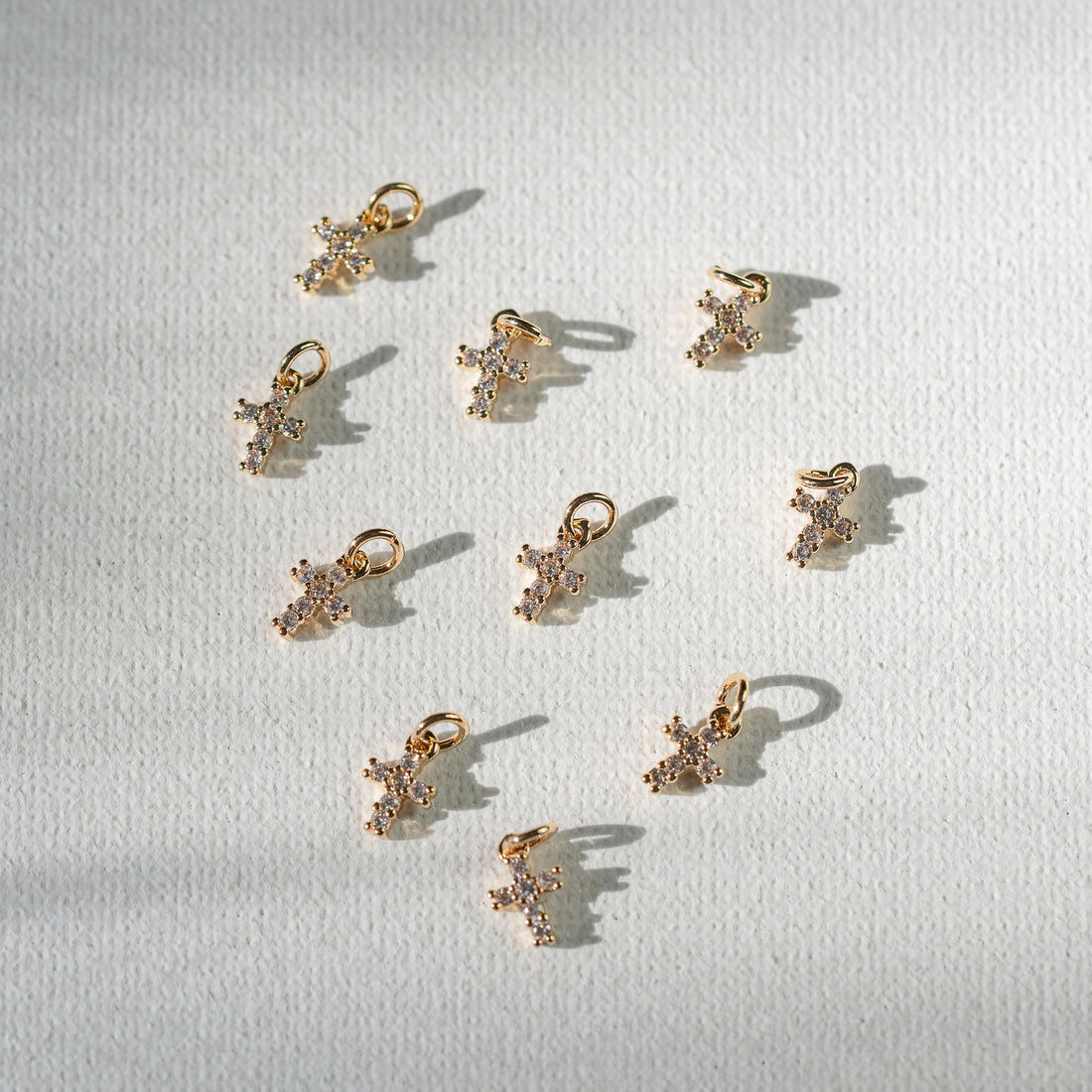 Petites breloques croix en laiton plaqué or 18k et zirconium de 8 mm ( à l&