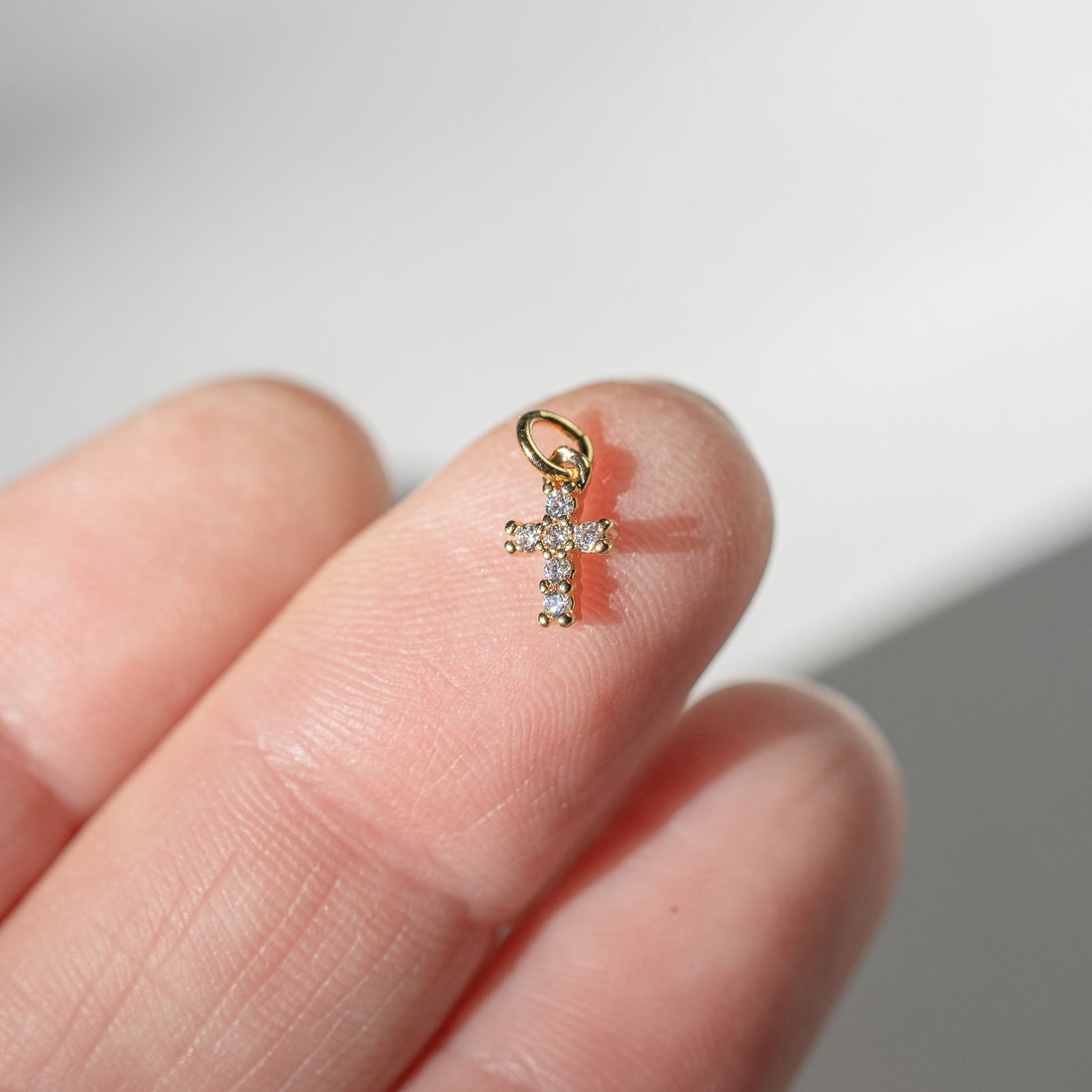 Petites breloques croix en laiton plaqué or 18k et zirconium de 8 mm ( à l&