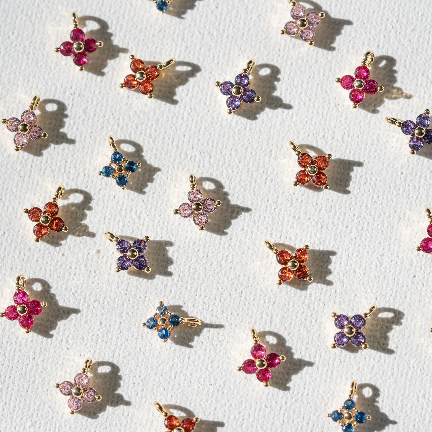 Petites breloques fleurs en laiton plaqué or 18k et zirconium couleur au choix de 10,5 mm ( à l&