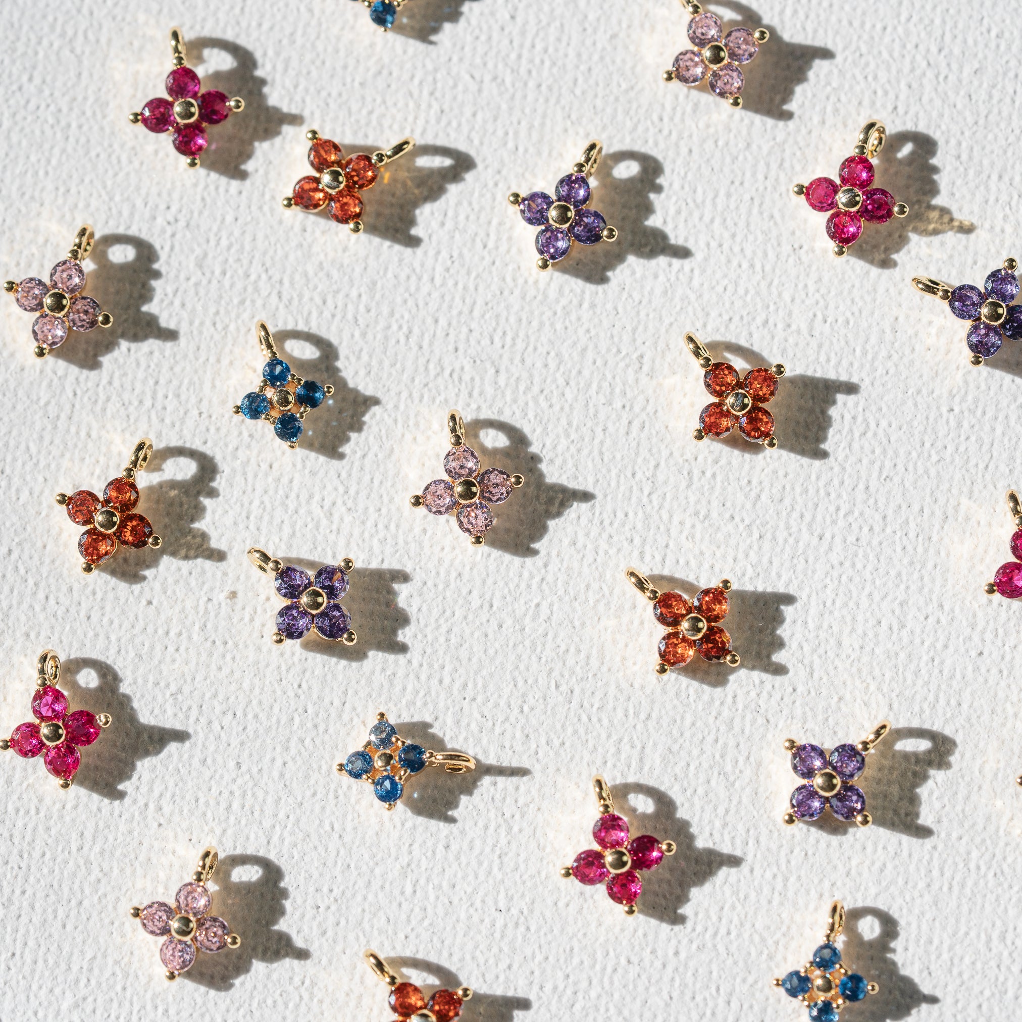 Petites breloques fleurs en laiton plaqué or 18k et zirconium couleur au choix de 10,5 mm ( à l&