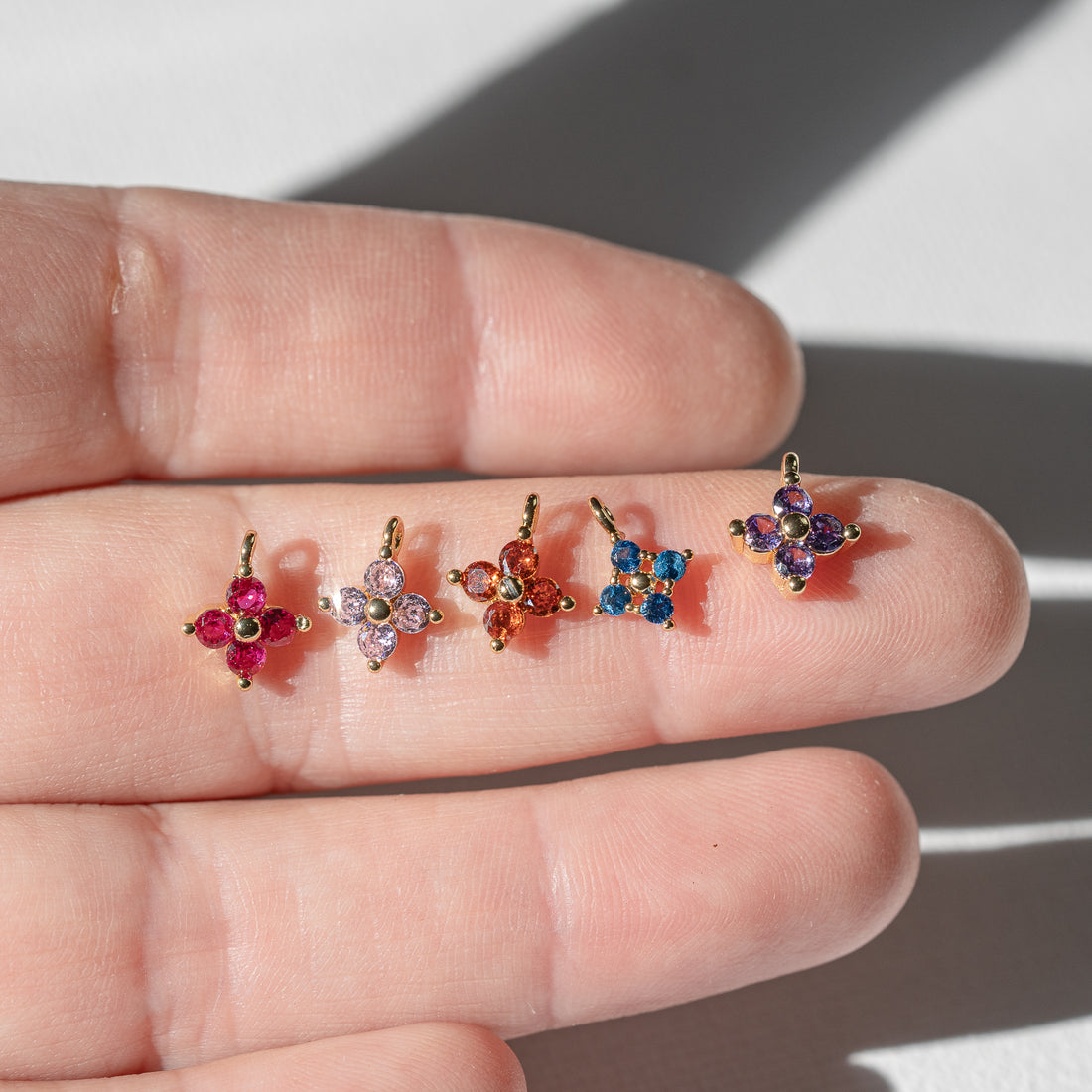 Petites breloques fleurs en laiton plaqué or 18k et zirconium couleur au choix de 10,5 mm ( à l&