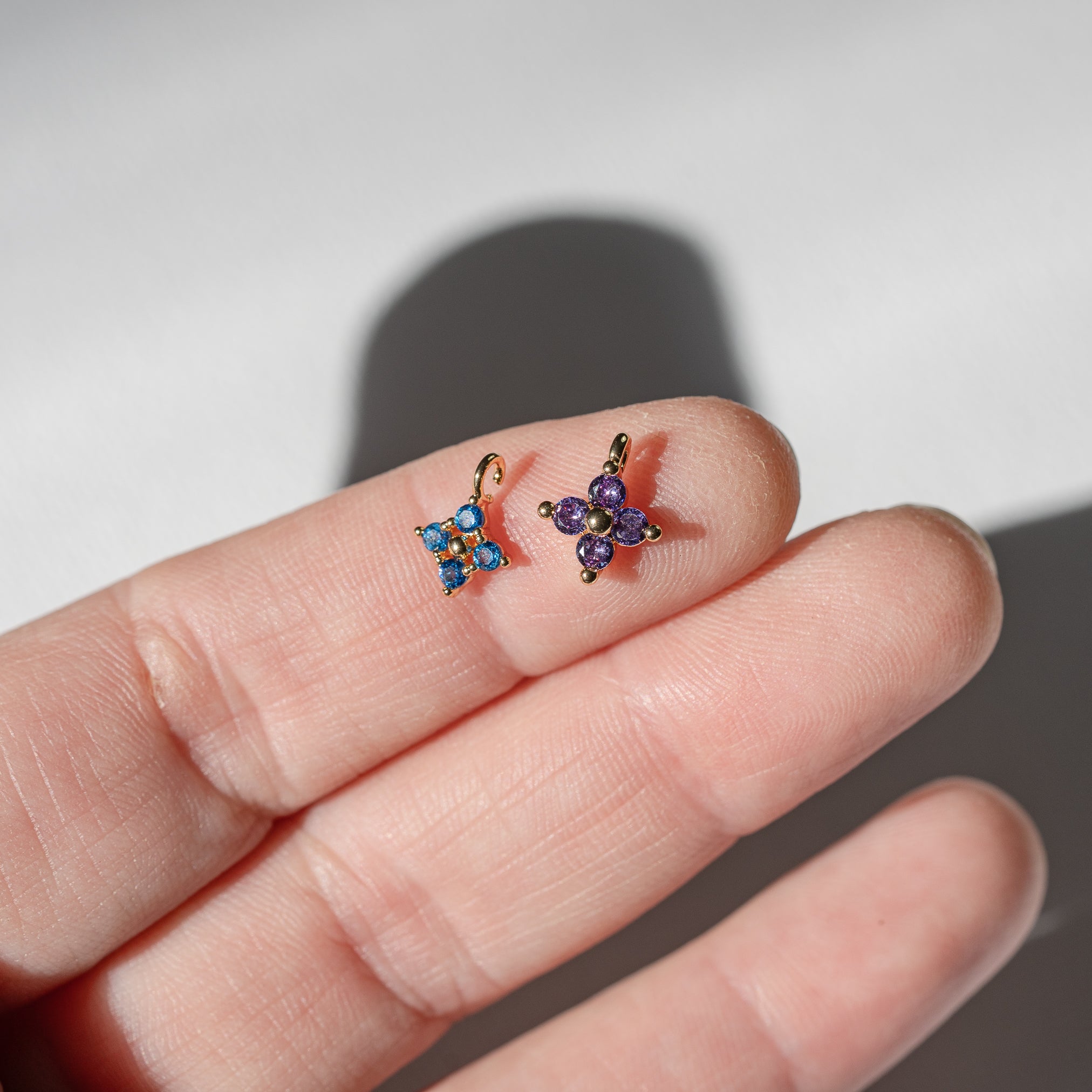 Petites breloques fleurs en laiton plaqué or 18k et zirconium couleur au choix de 10,5 mm ( à l&