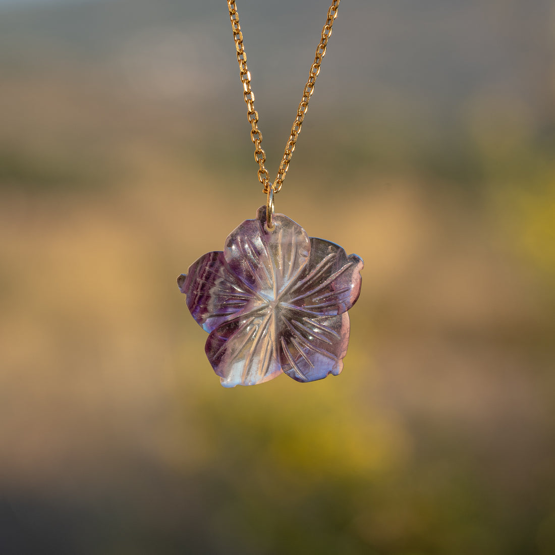 Pendentifs fleurs sculptées en Fluorite multicolore de 29 mm au choix ( à l&