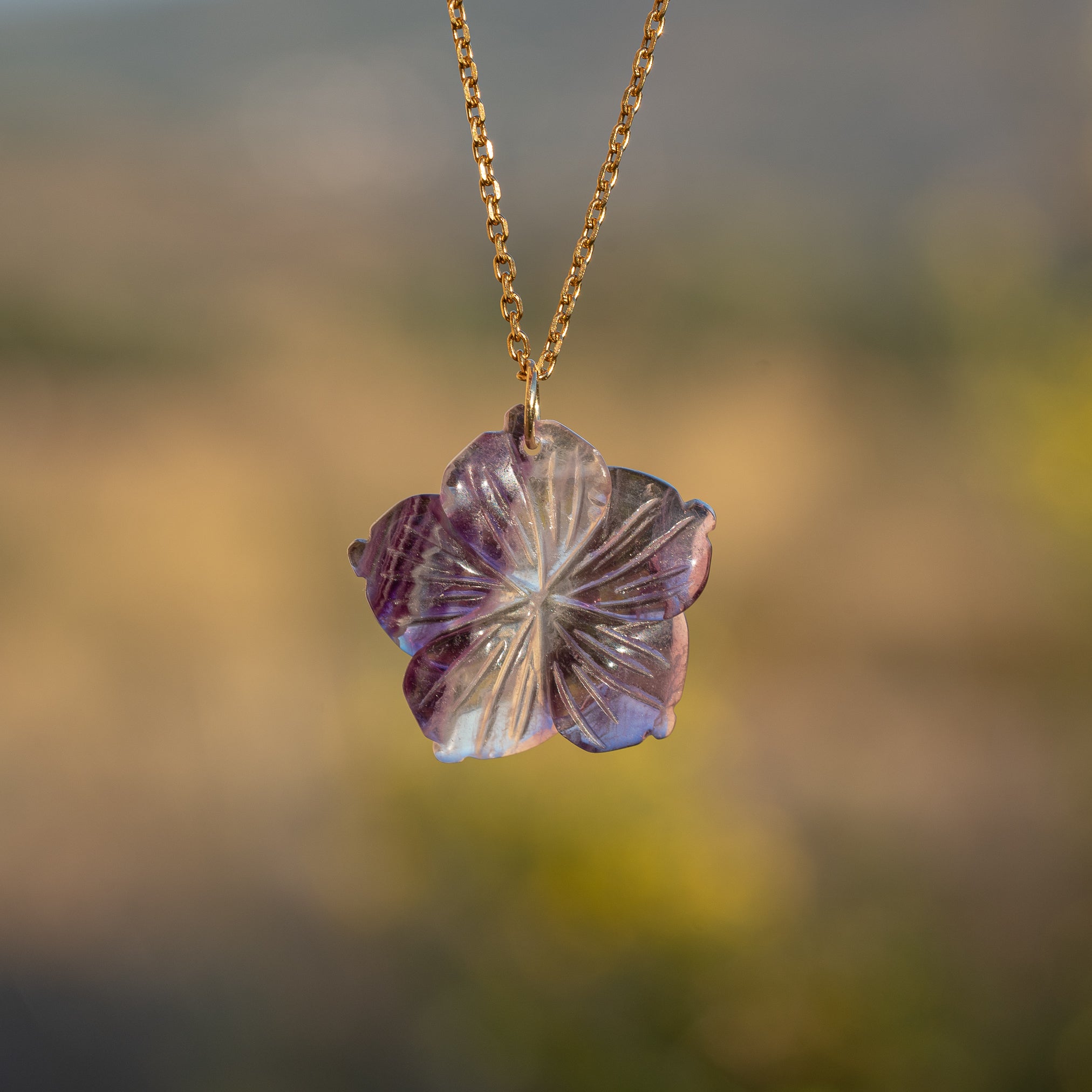 Pendentifs fleurs sculptées en Fluorite multicolore de 29 mm au choix ( à l&