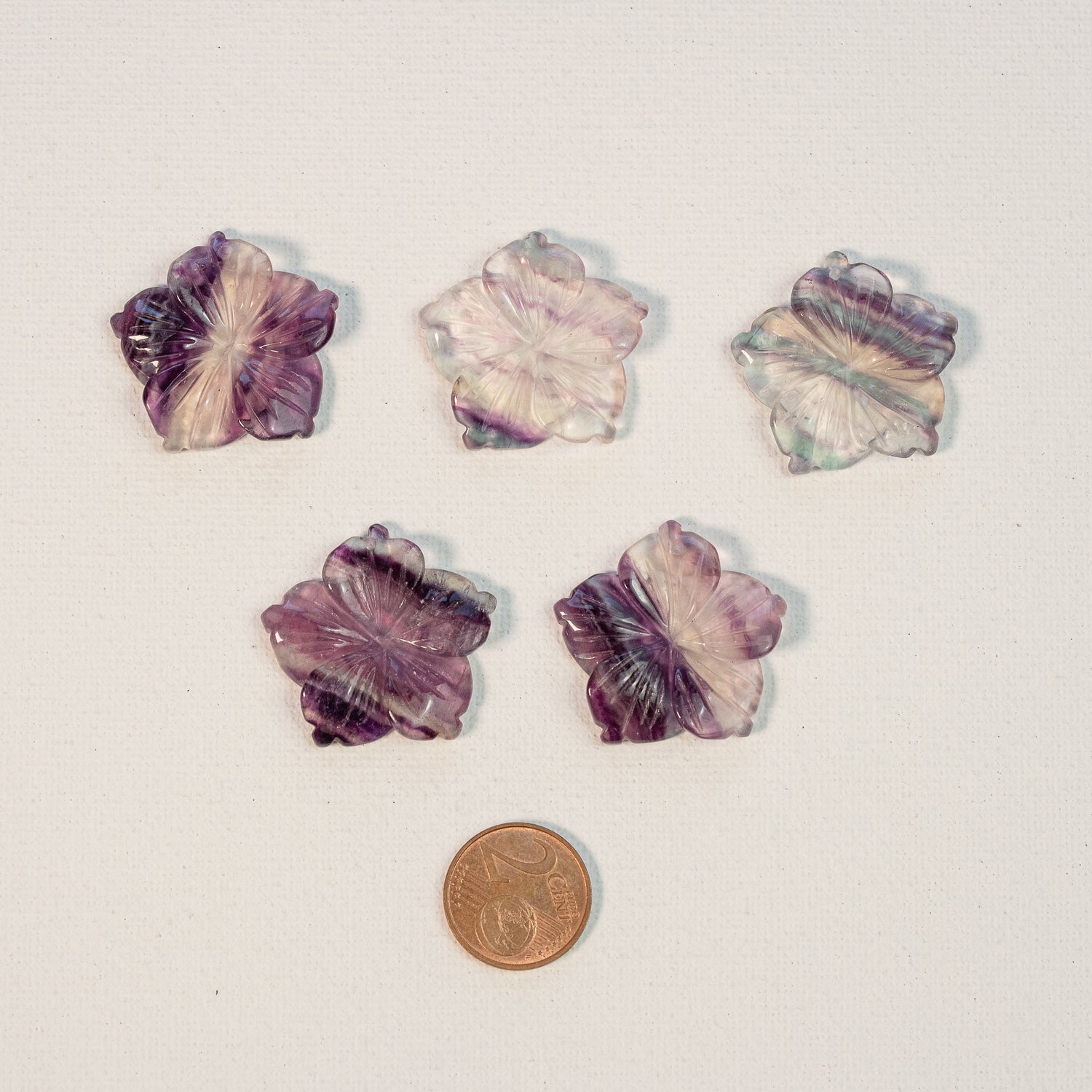 Pendentifs fleurs sculptées en Fluorite multicolore de 29 mm au choix ( à l&