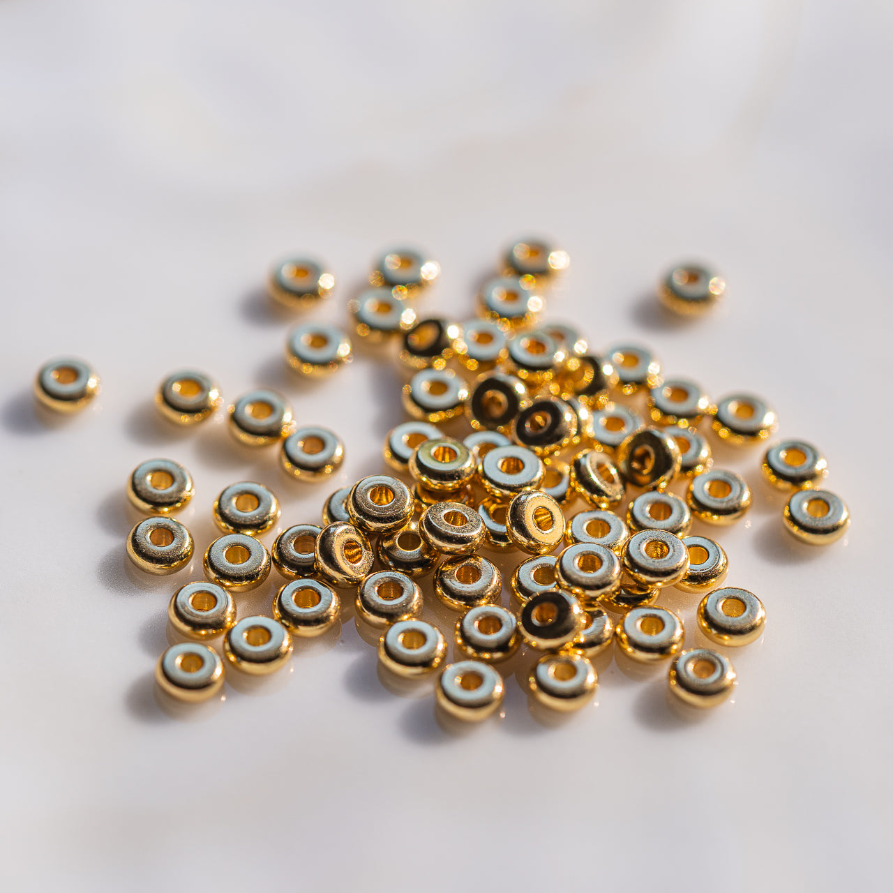 Perles rondelles plates lisses en acier inoxydable plaqué or 18k de 5 x 2 mm ( lot de 10 )