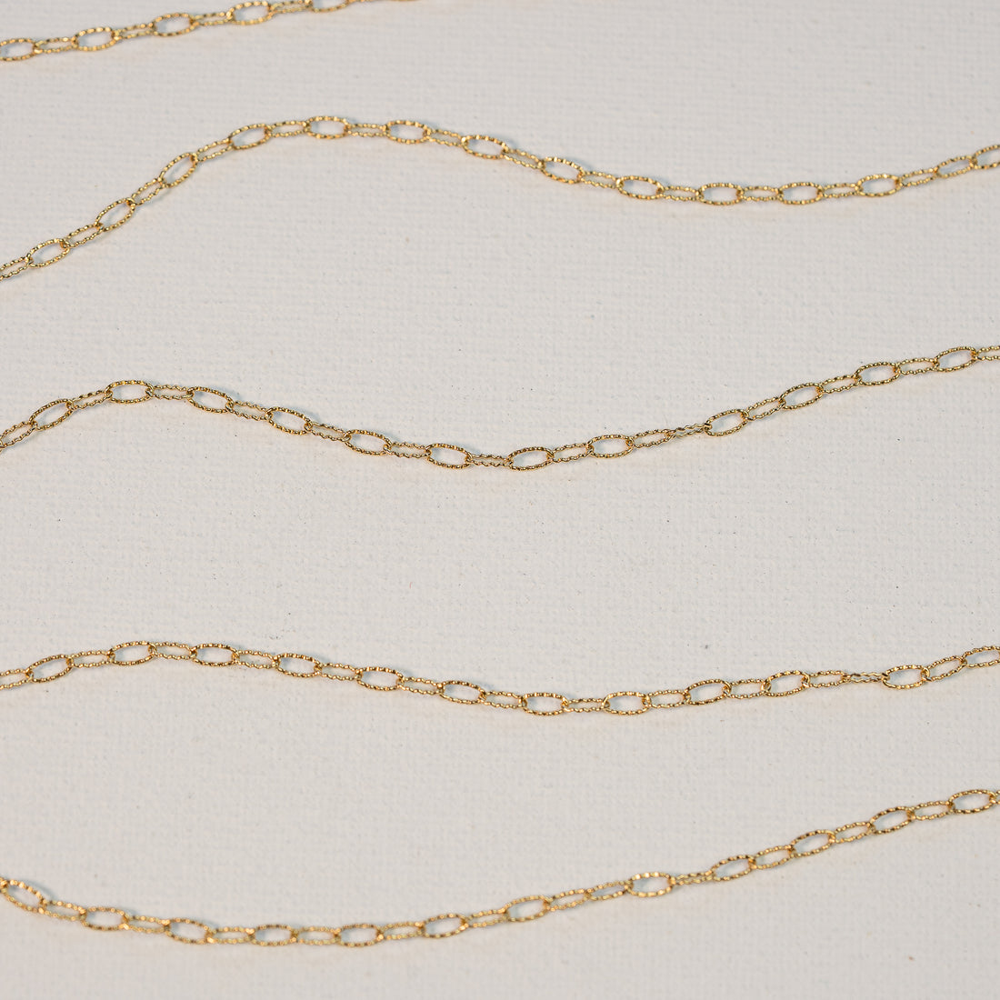 Chaine ovale texturée en acier inoxydable plaqué or 18k de 5,5 mm ( par 50 cm )