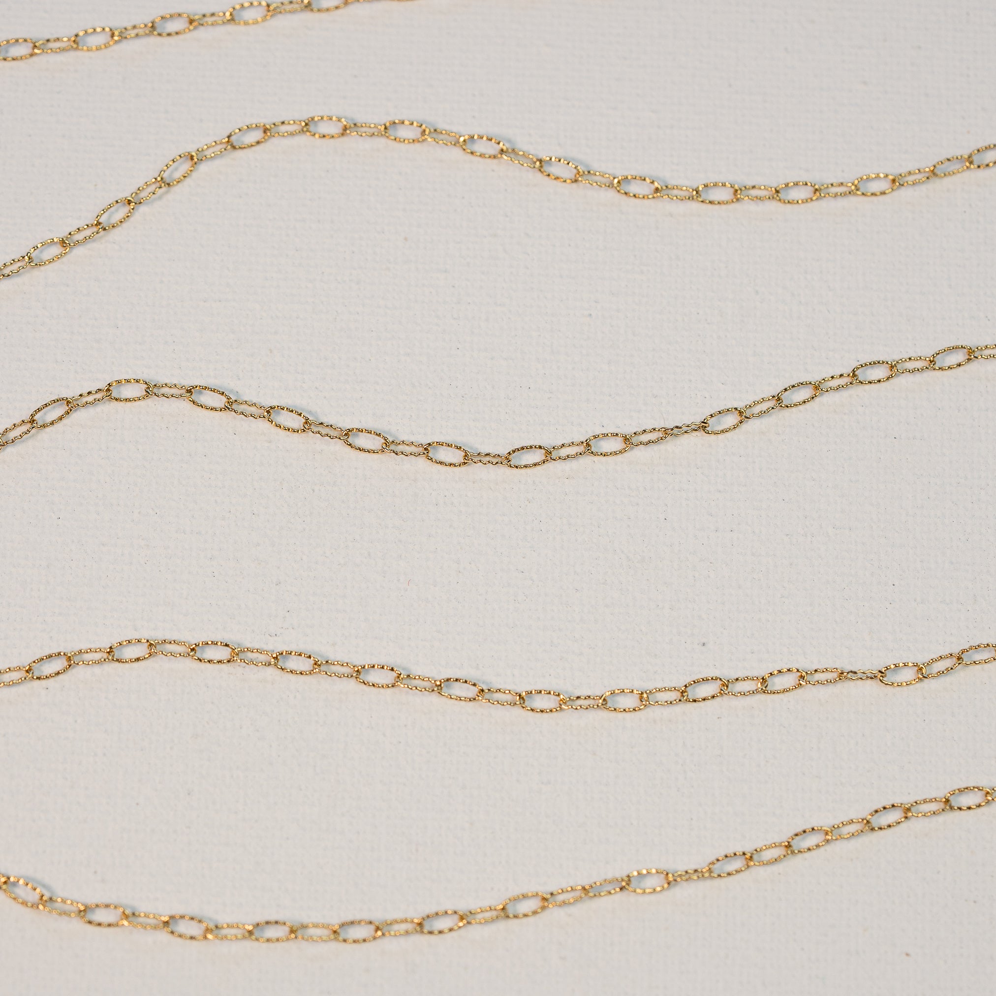 Chaine ovale texturée en acier inoxydable plaqué or 18k de 5,5 mm ( par 50 cm )
