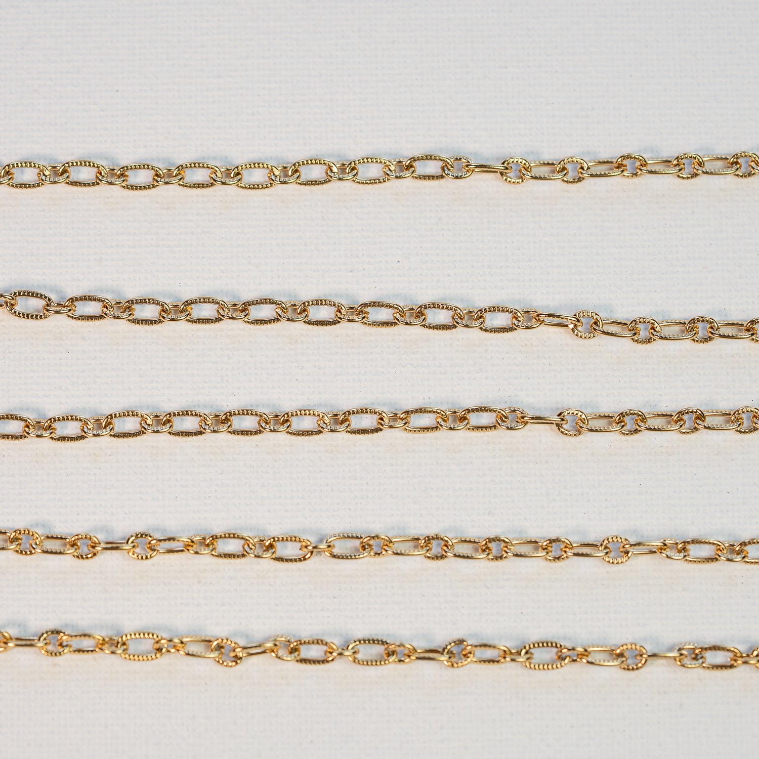 Chaine ovale texturée en acier inoxydable plaqué or 18k de 5/7 mm ( par 50 cm )