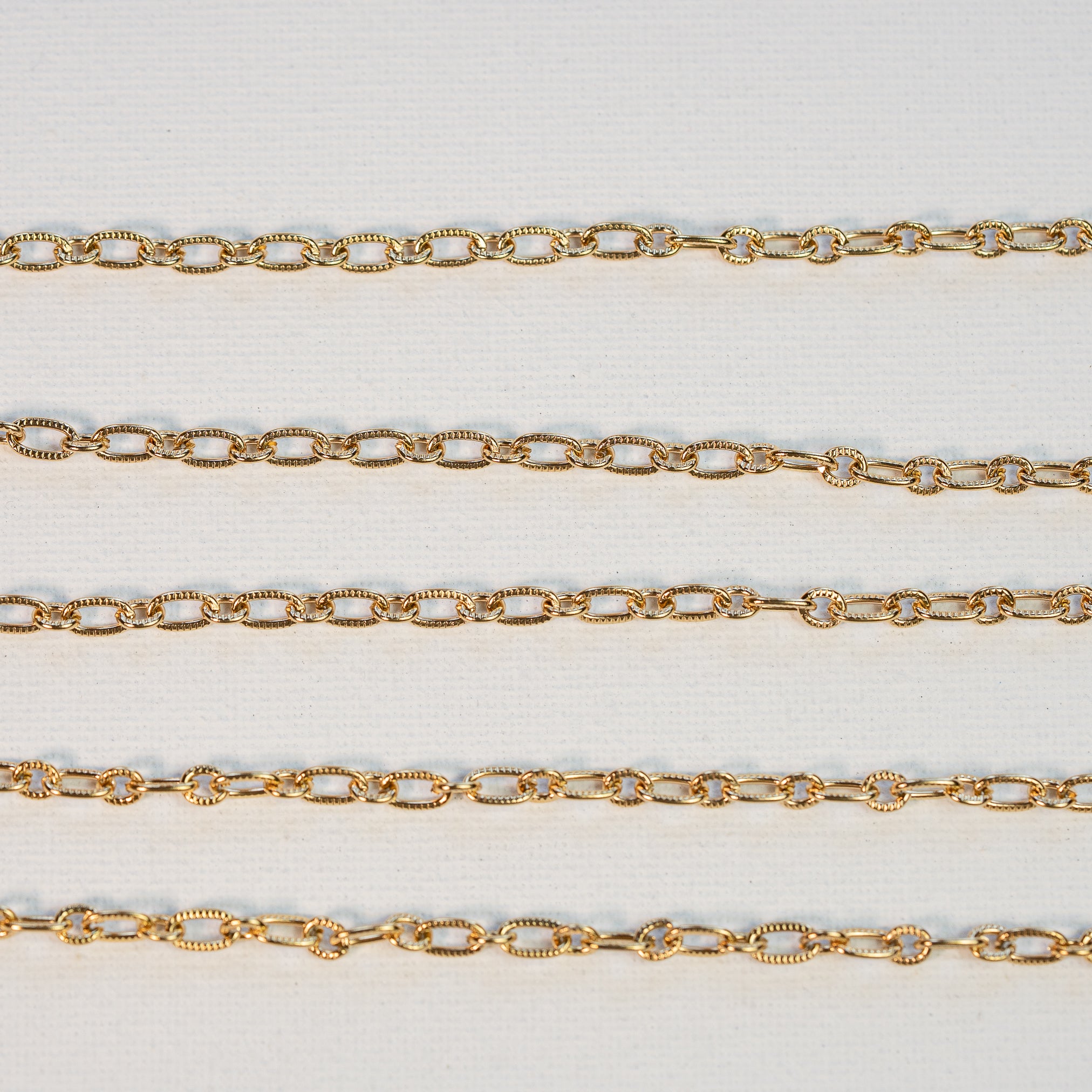 Chaine ovale texturée en acier inoxydable plaqué or 18k de 5/7 mm ( par 50 cm )