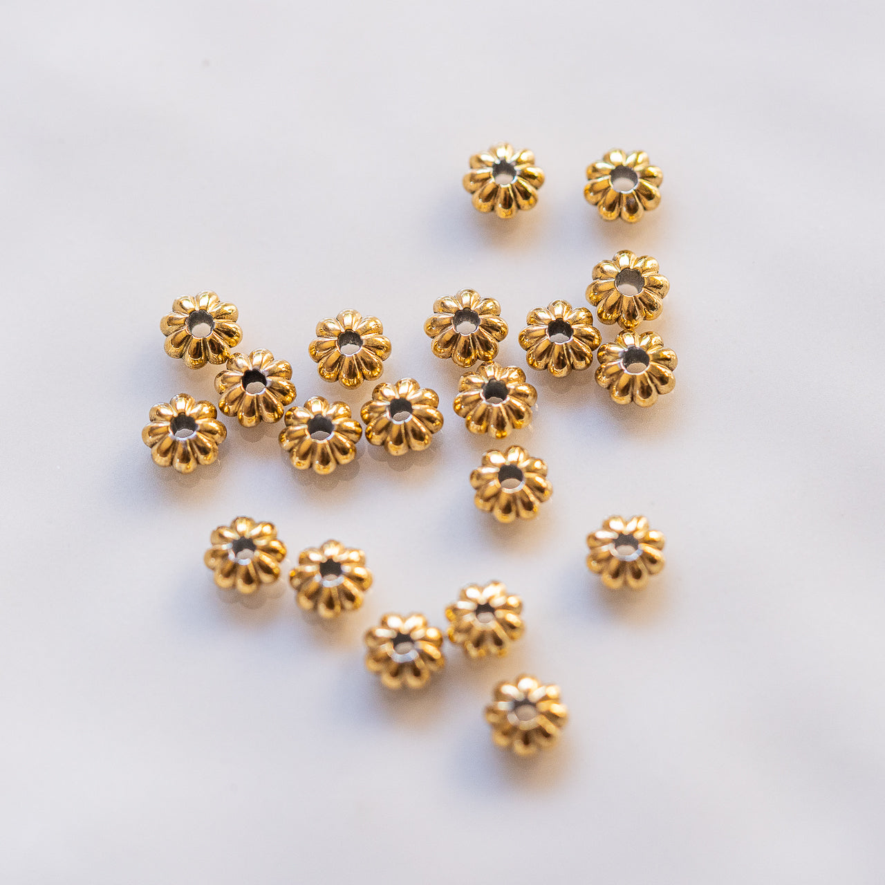 Perles fleurs en acier inoxydable plaqué or de 6 x 3 mm ( à l&