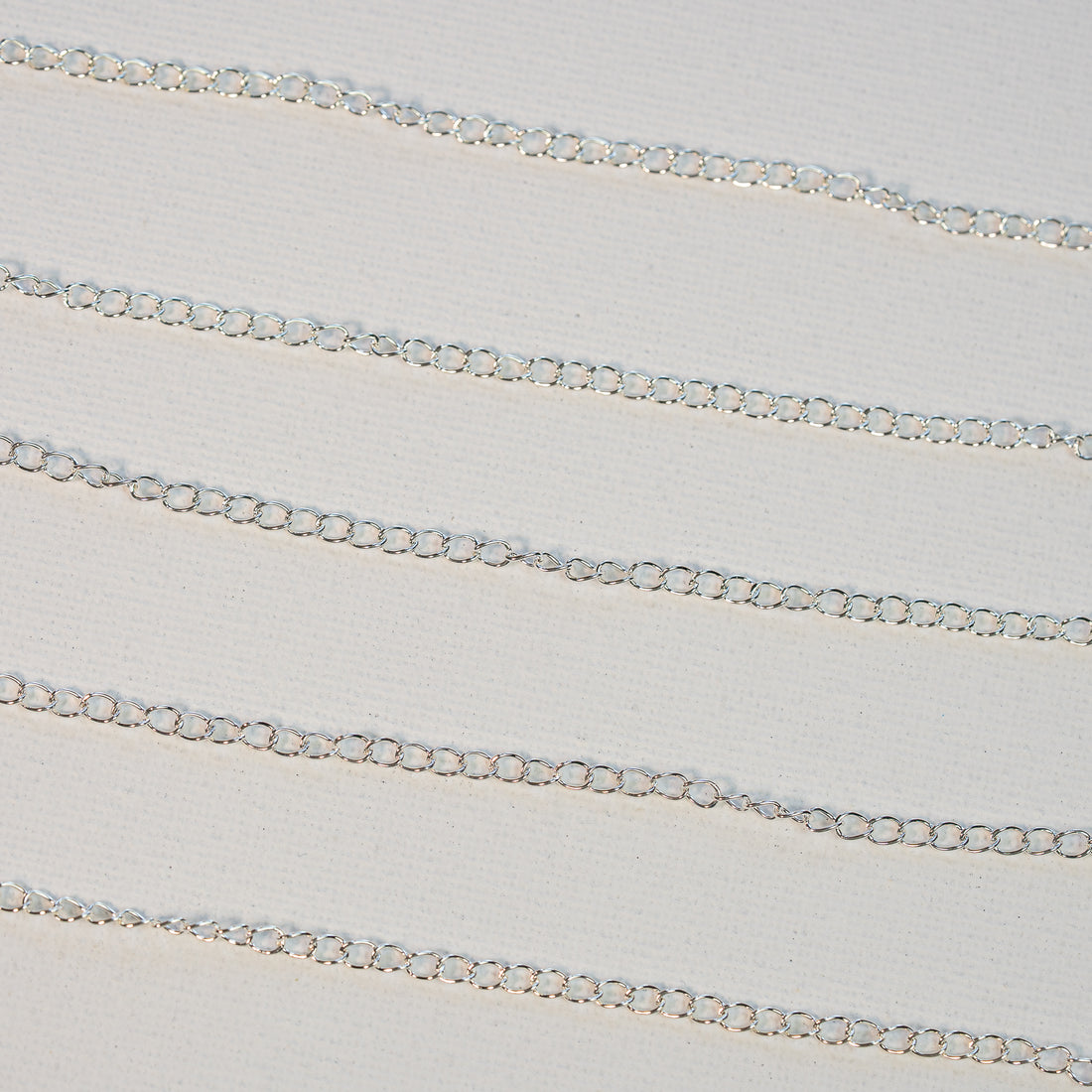 Chaine gourmette simple en acier inoxydable couleur argent de 4 mm ( au mètre )