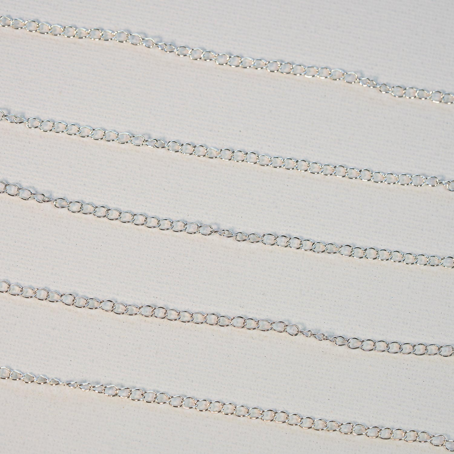 Chaine gourmette simple en acier inoxydable couleur argent de 4 mm ( au mètre )