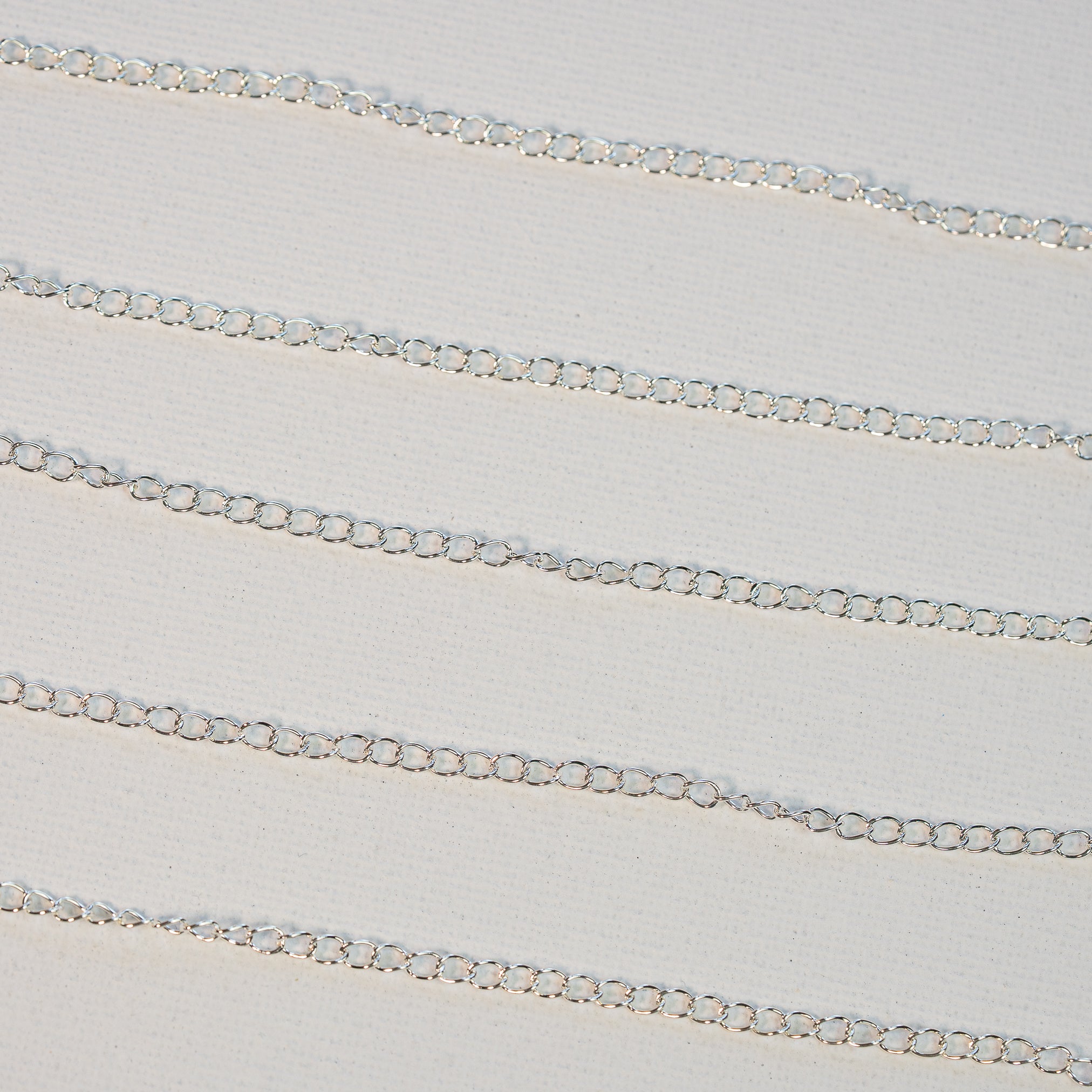 Chaine gourmette simple en acier inoxydable couleur argent de 4 mm ( au mètre )
