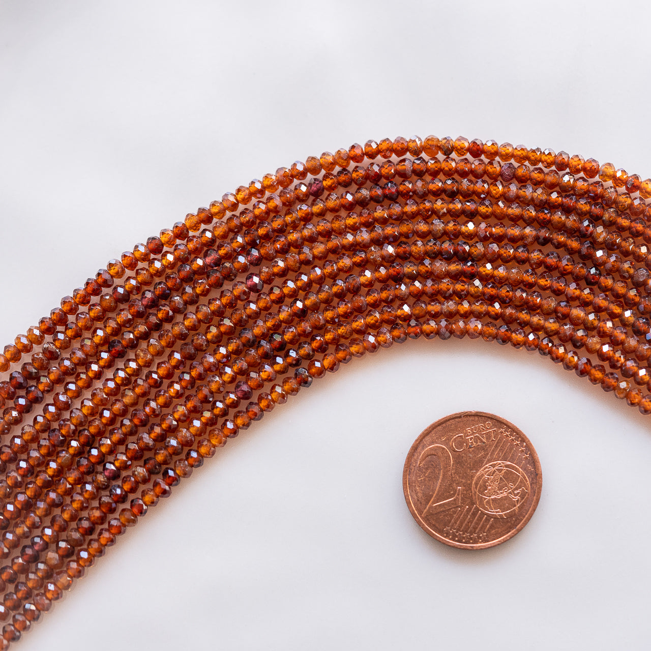 Perles rondelles facettes de Grenat hessonite de 3 x 2 mm ( rang de env 200 perles )