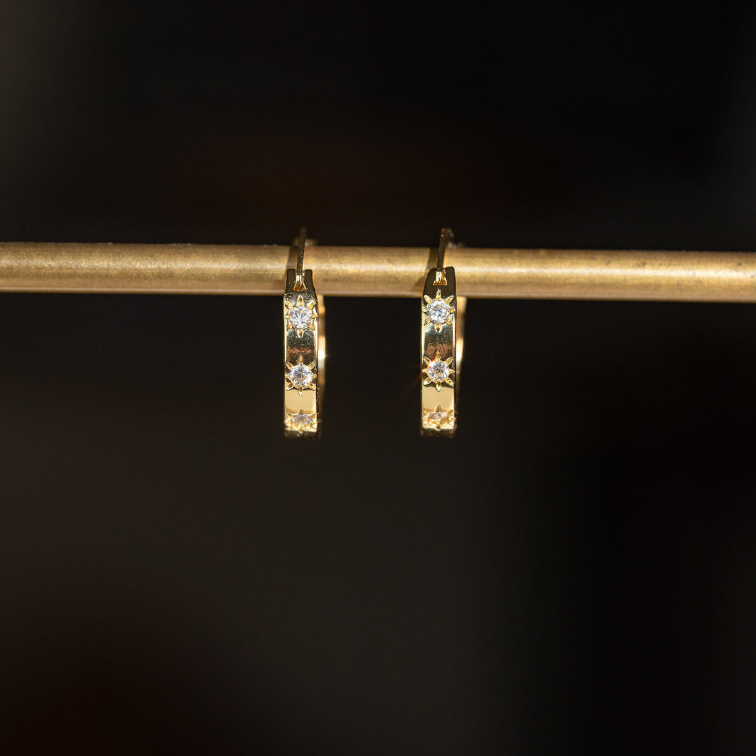 Créoles en laiton plaqué or 18k et étoiles zirconium de 18 mm ( la paire )