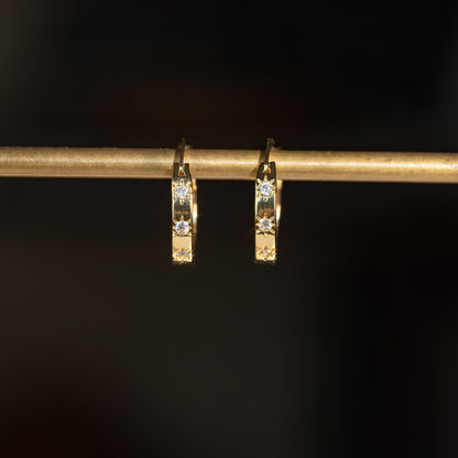Créoles en laiton plaqué or 18k et étoiles zirconium de 18 mm ( la paire )