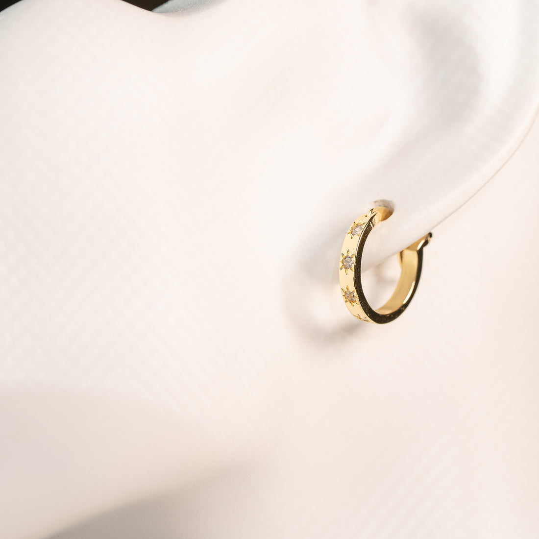 Créoles en laiton plaqué or 18k et étoiles zirconium de 18 mm ( la paire )