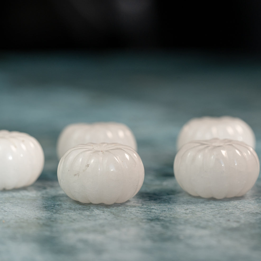 Grosses perles citrouilles sculptées en Jade blanc de 25 x 18 mm ( à l&