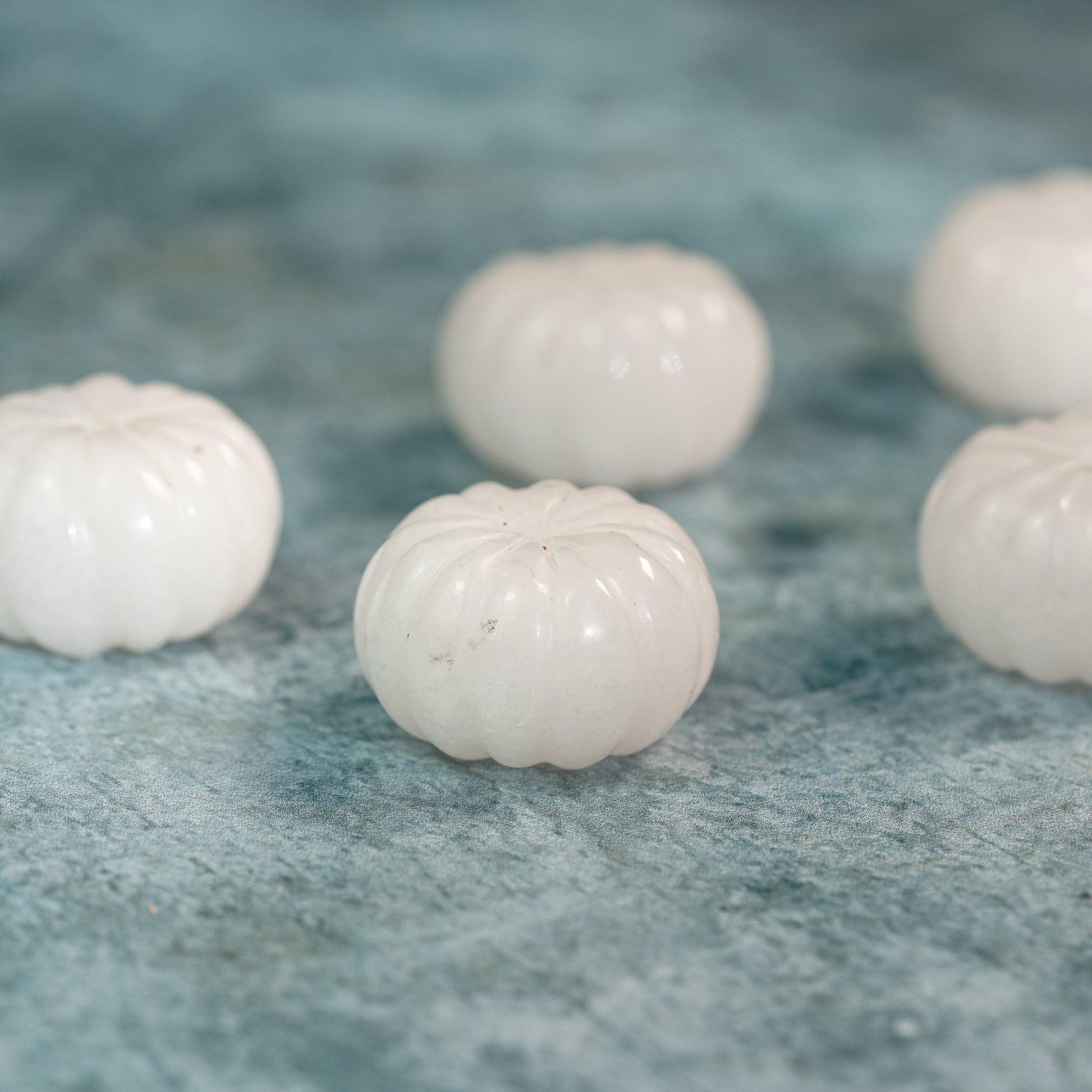 Grosses perles citrouilles sculptées en Jade blanc de 25 x 18 mm ( à l&