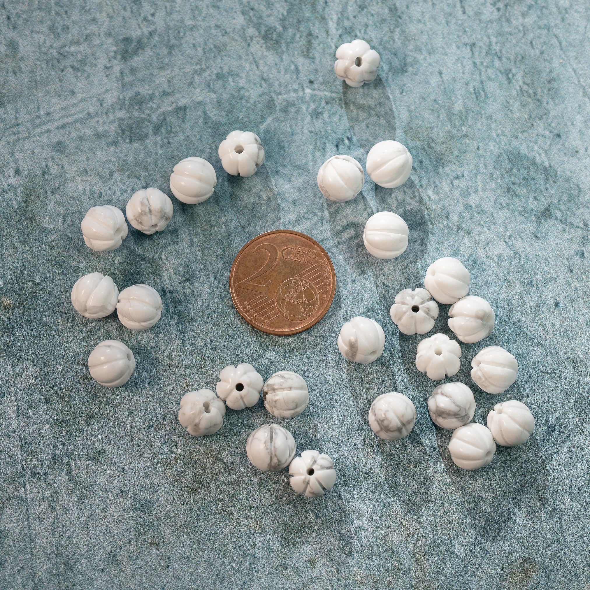Perles rondes sculptées &quot; citrouilles &quot; de Howlite de env 8 mm ( à l&