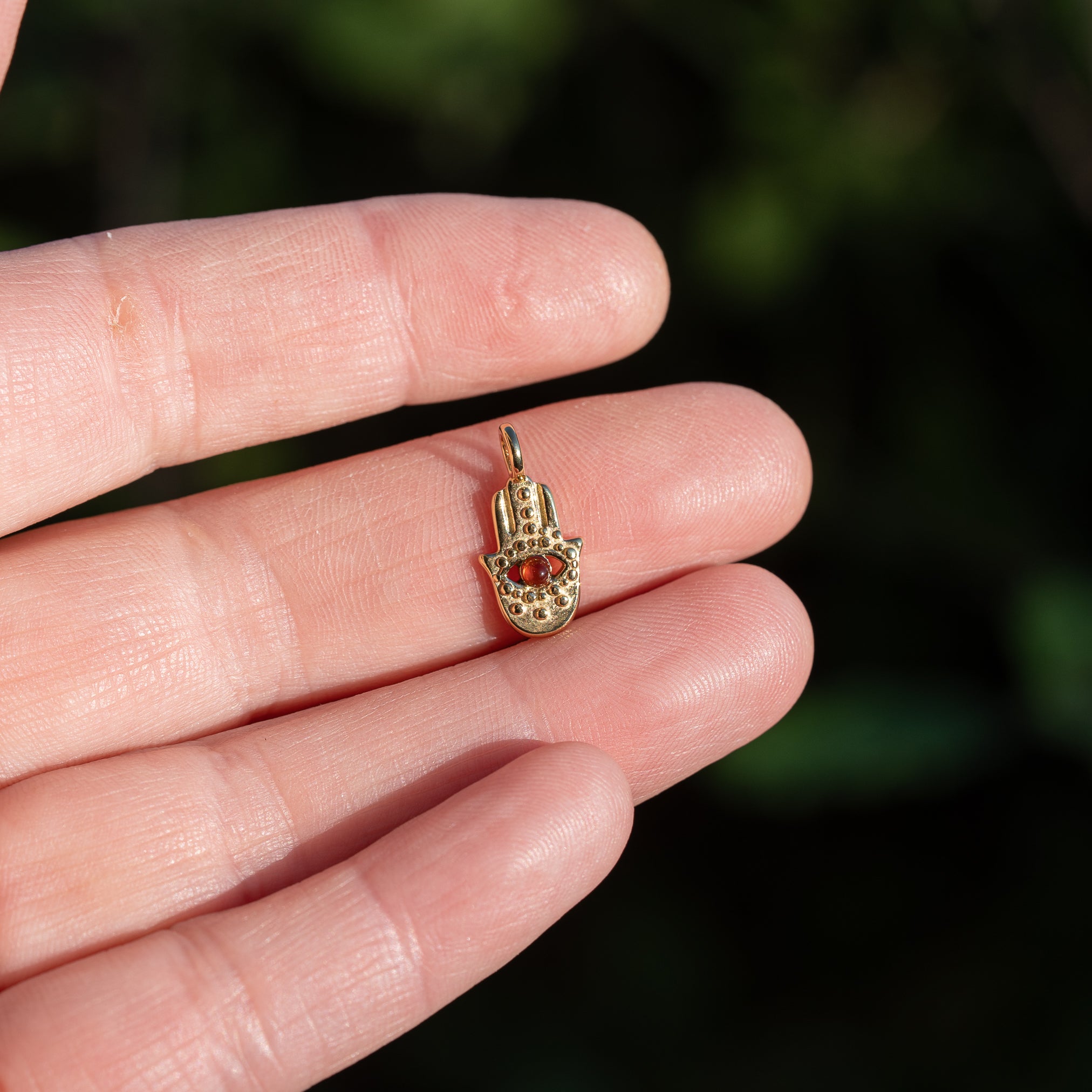 Breloques main Hamsa en acier inox plaqué or 14k et Cornaline de 16,5 mm ( à l&
