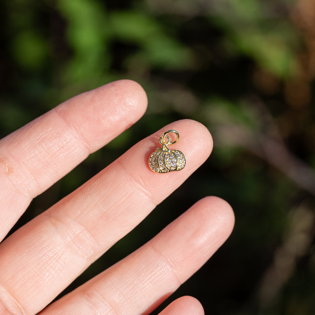 Petites breloques citrouilles en laiton plaqué or 18K et zirconium de 9 mm ( à l&