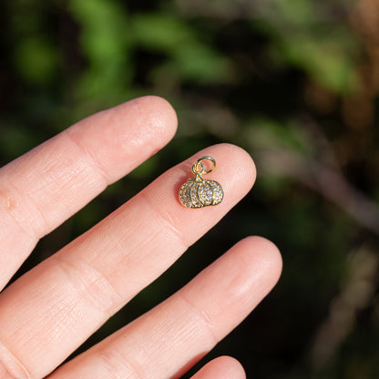Petites breloques citrouilles en laiton plaqué or 18K et zirconium de 9 mm ( à l&