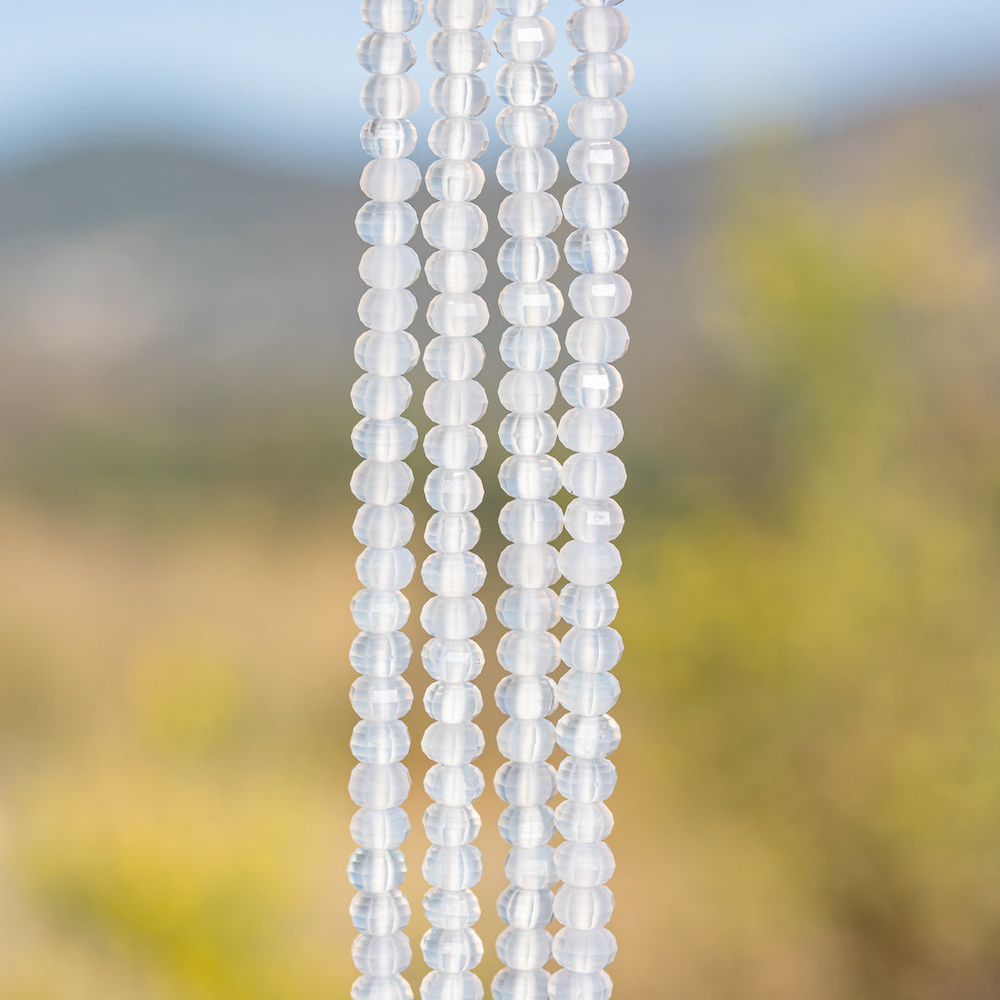 Perles rondelles facettes lanternes/citrouilles en Agate blanche de 5,5/6 x 4 mm ( 1/2 rang de env 46 perles )