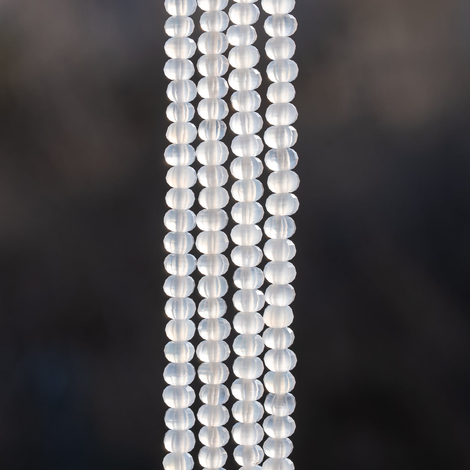 Perles rondelles facettes lanternes/citrouilles en Agate blanche de 5,5/6 x 4 mm ( 1/2 rang de env 46 perles )